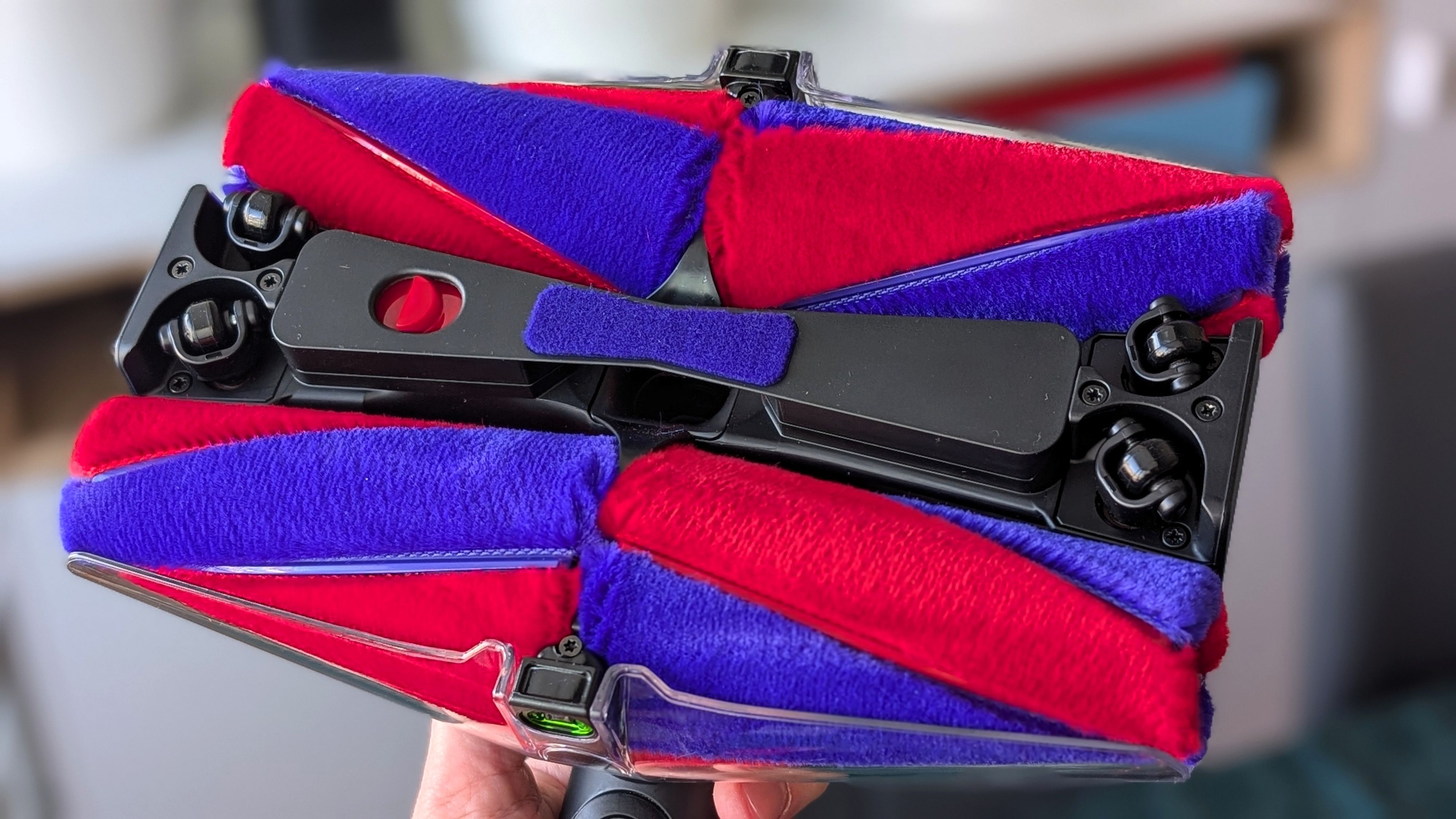 Die Fluffycones-Bodendüse kann mit vier konischen Bürstenwalzen Schmutz aus verschiedenen Richtungen aufnehmen.