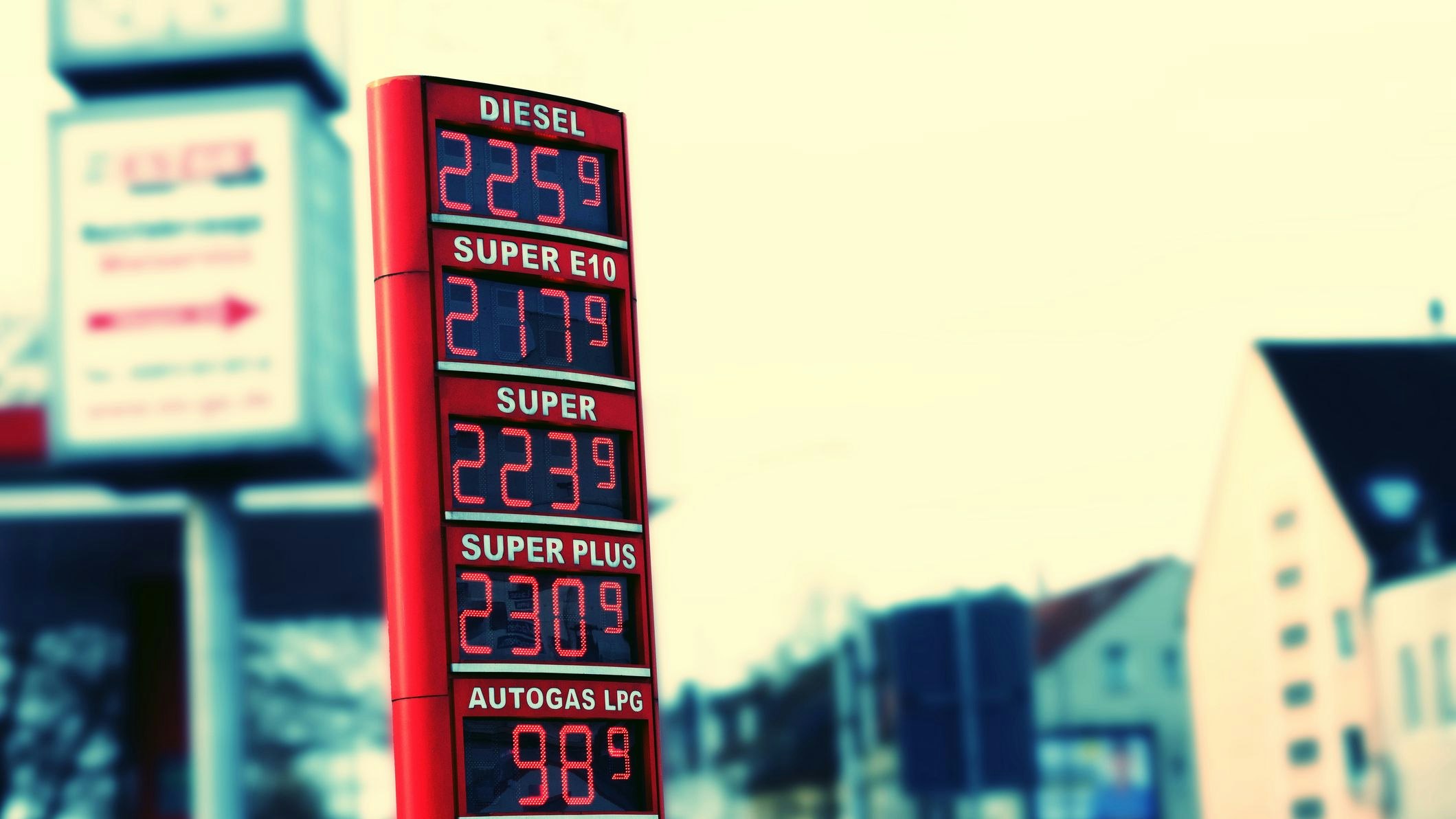 Ob die hohen Spritpreise doch noch einen dämpfenden Effekt auf das Fahrverhalten haben werden, bleibt abzuwarten. Bisher zeigen sich die Autofahrer jedenfalls unbeeindruckt.