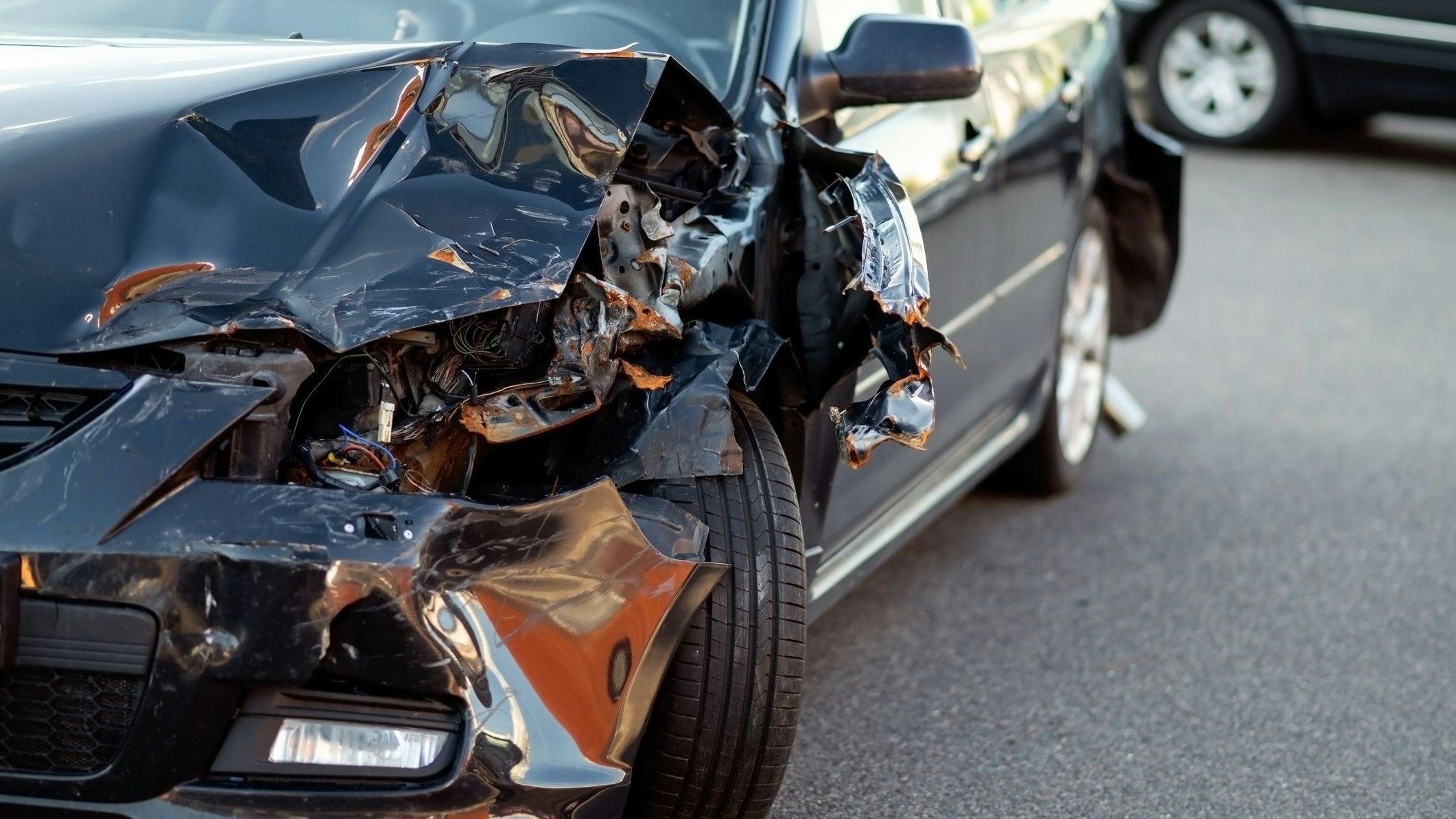 Im südhessischen Höchst kam der Pkw von der Fahrbahn ab, krachte in eine Straßenlaterne und landete schließlich auf der Seite.