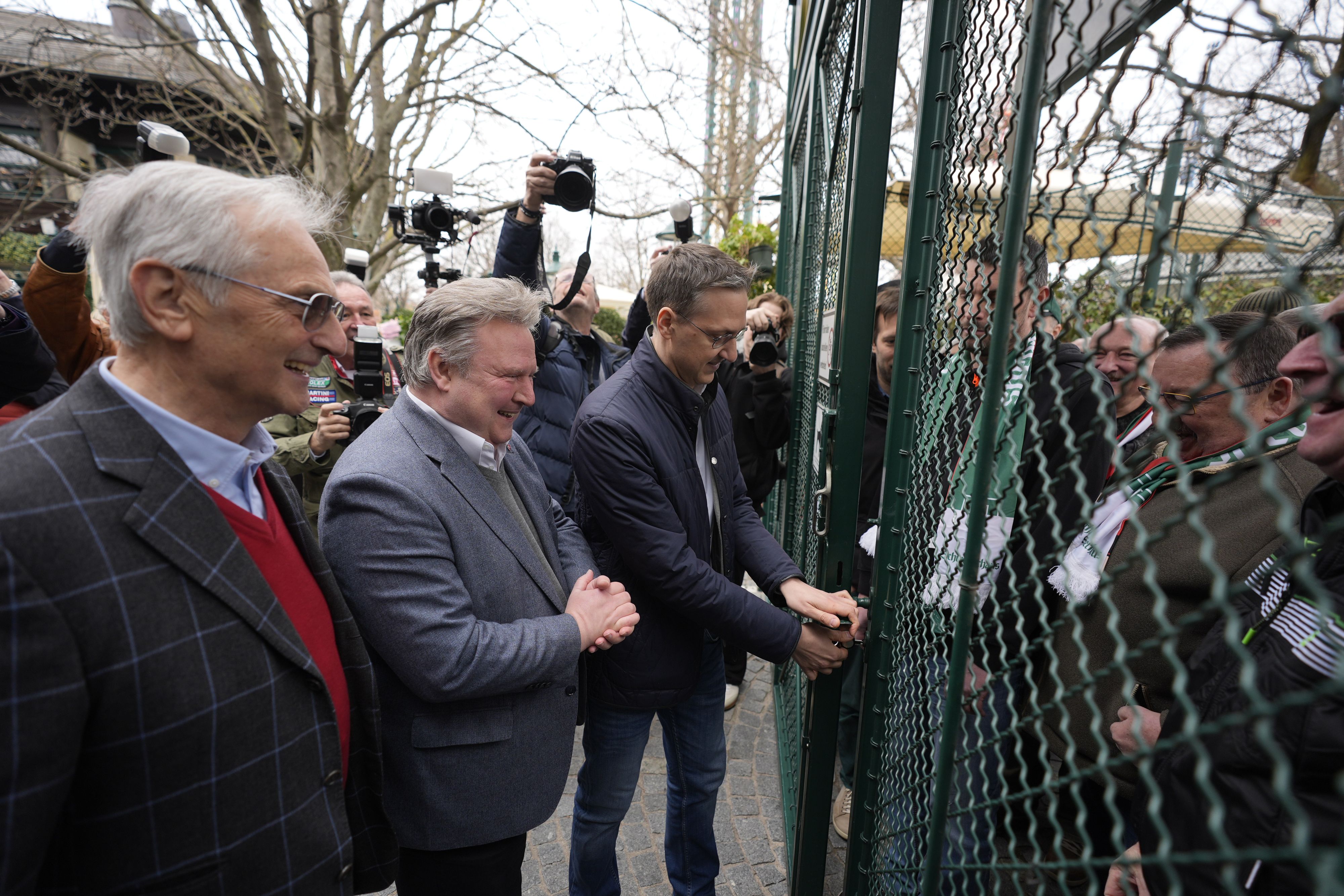 Karl Hans Kolarik sperrte unter den wachsamen Augen von Karl Jan Kolarik das Tor auf, Wiens Bürgermeister Michael Ludwig war die Vorfreude anzusehen.