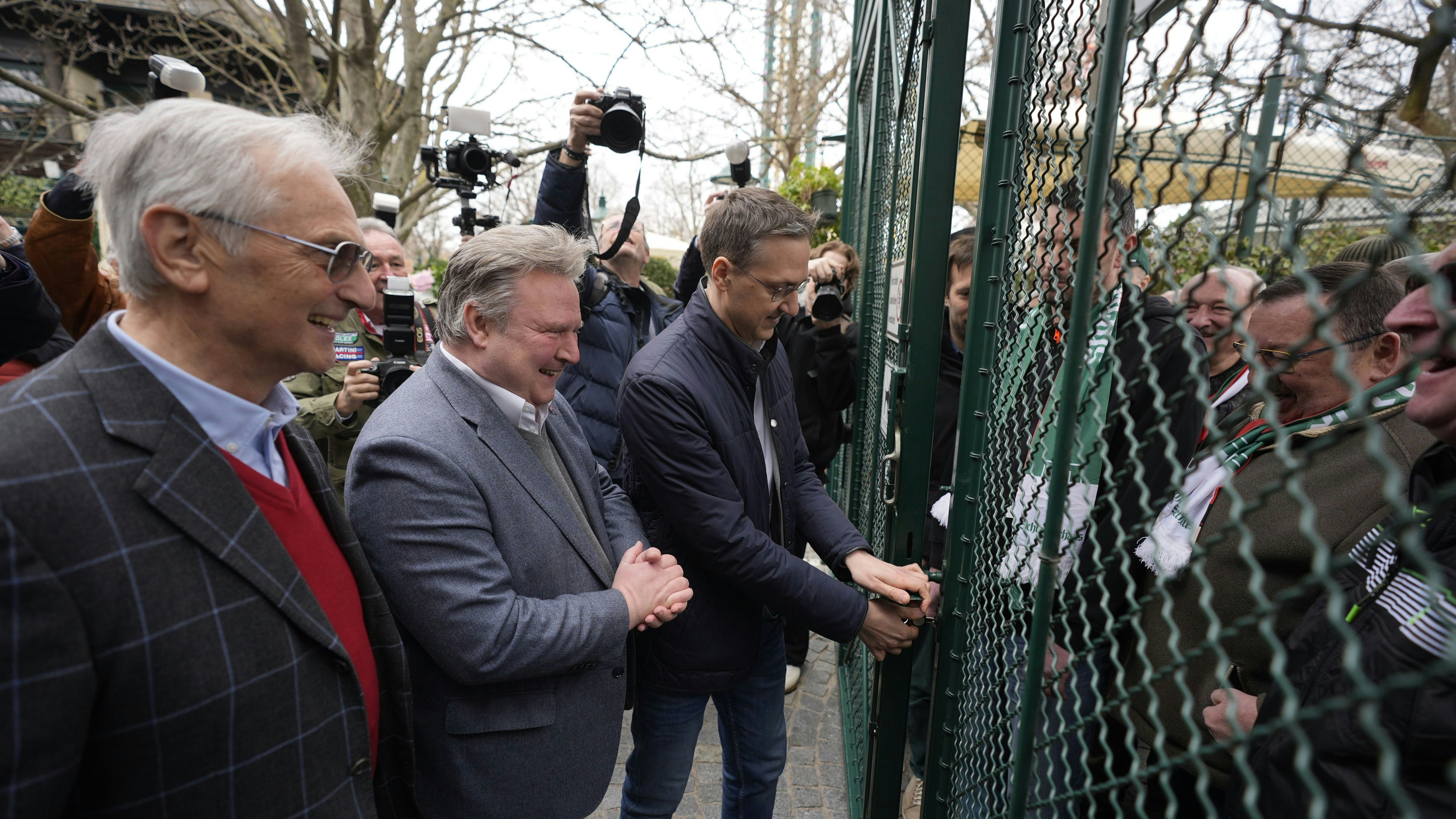 Das legendäre Schweizerhaus im Wiener Prater startete am Sonntag in seine 106. Saison. Wiens Bürgermeister Michael Ludwig begrüßte die großen und kleinen Gäste.