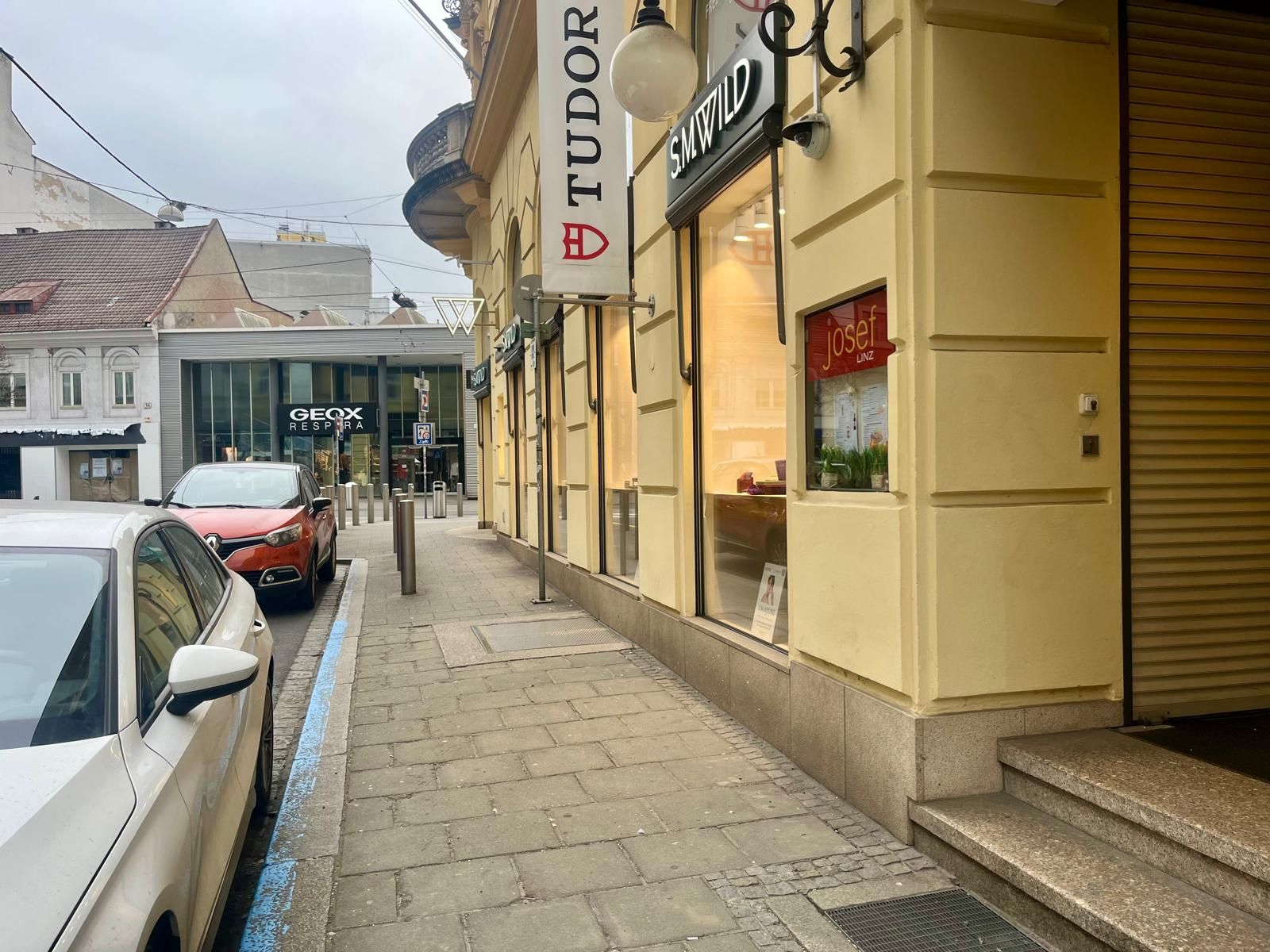 Vor diesem Geschäft in der Bismarckstraße reanimierte eine Passantin das blutüberströmte Opfer.