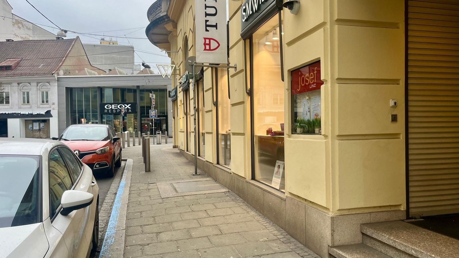 Vor diesem Geschäft in der Bismarckstraße reanimierte eine Passantin das blutüberströmte Opfer.