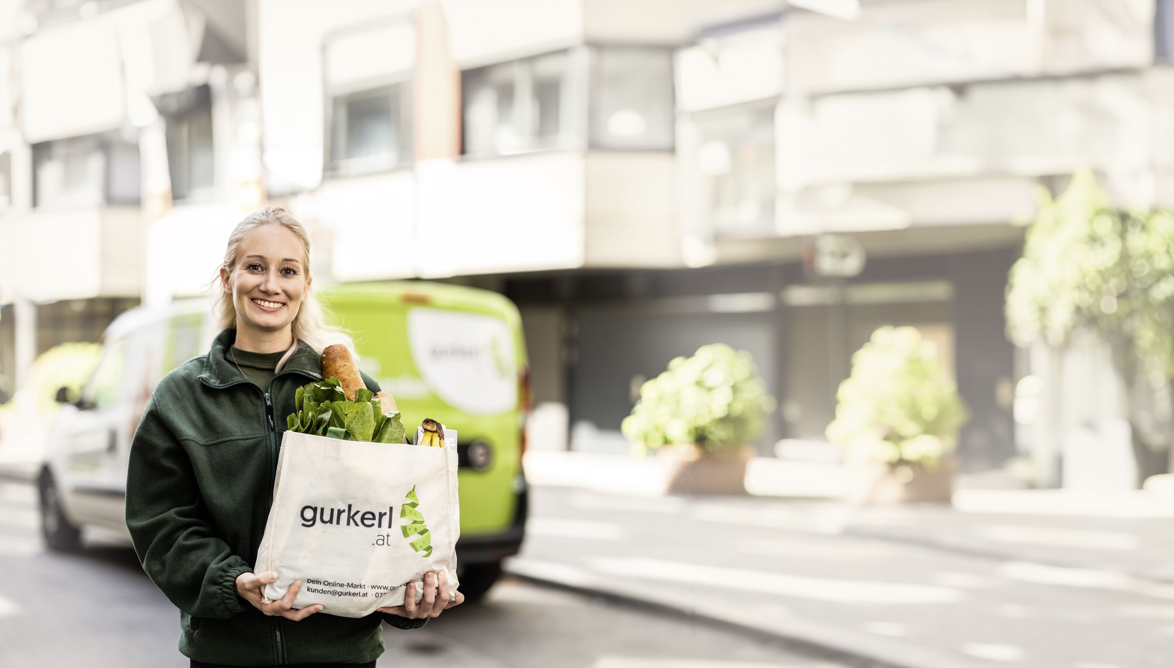 Eine Lieferbotin von Gurkerl.at: Das Unternehmen baut aus.