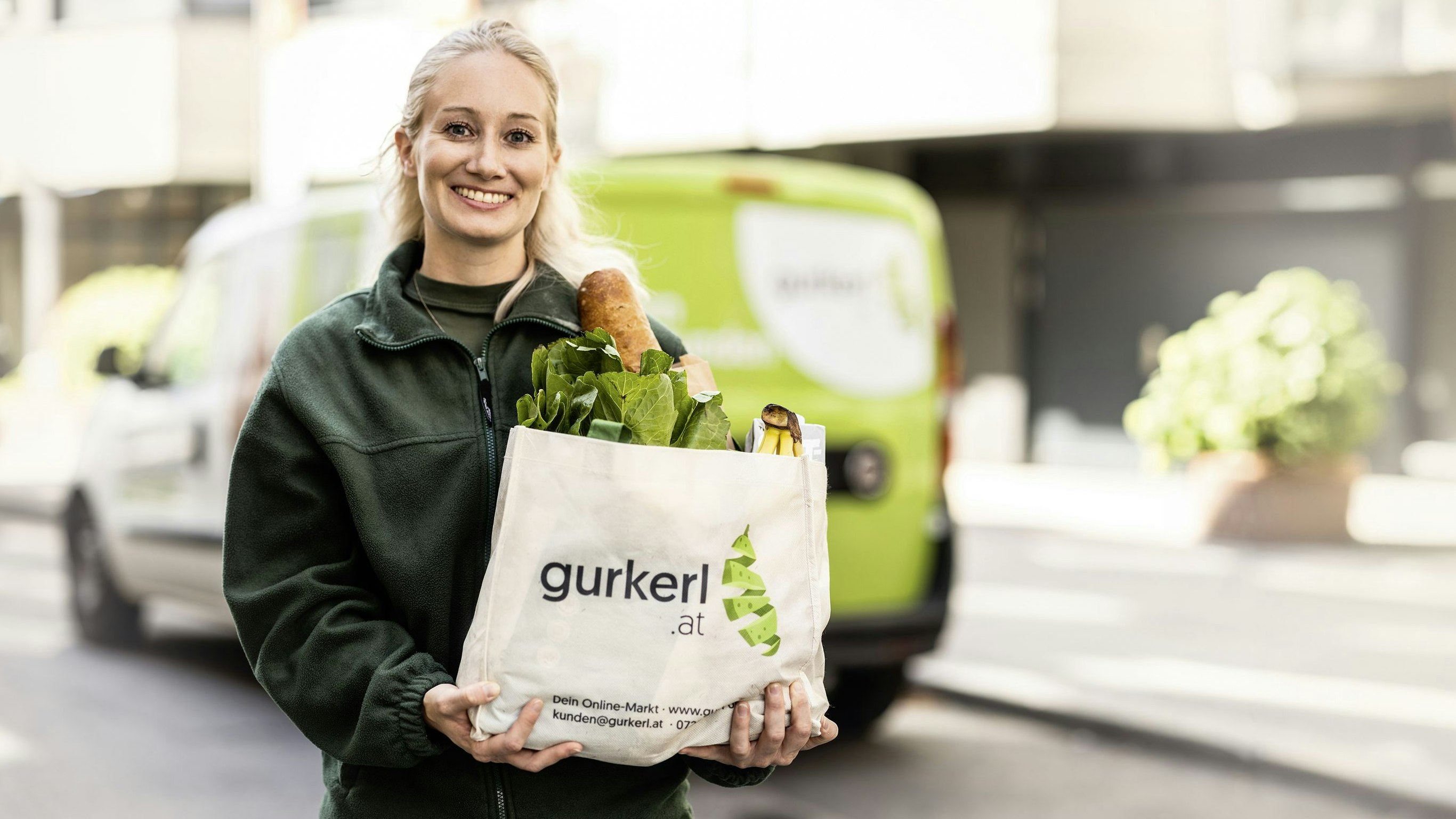 Eine Lieferbotin von Gurkerl.at: Das Unternehmen baut aus.