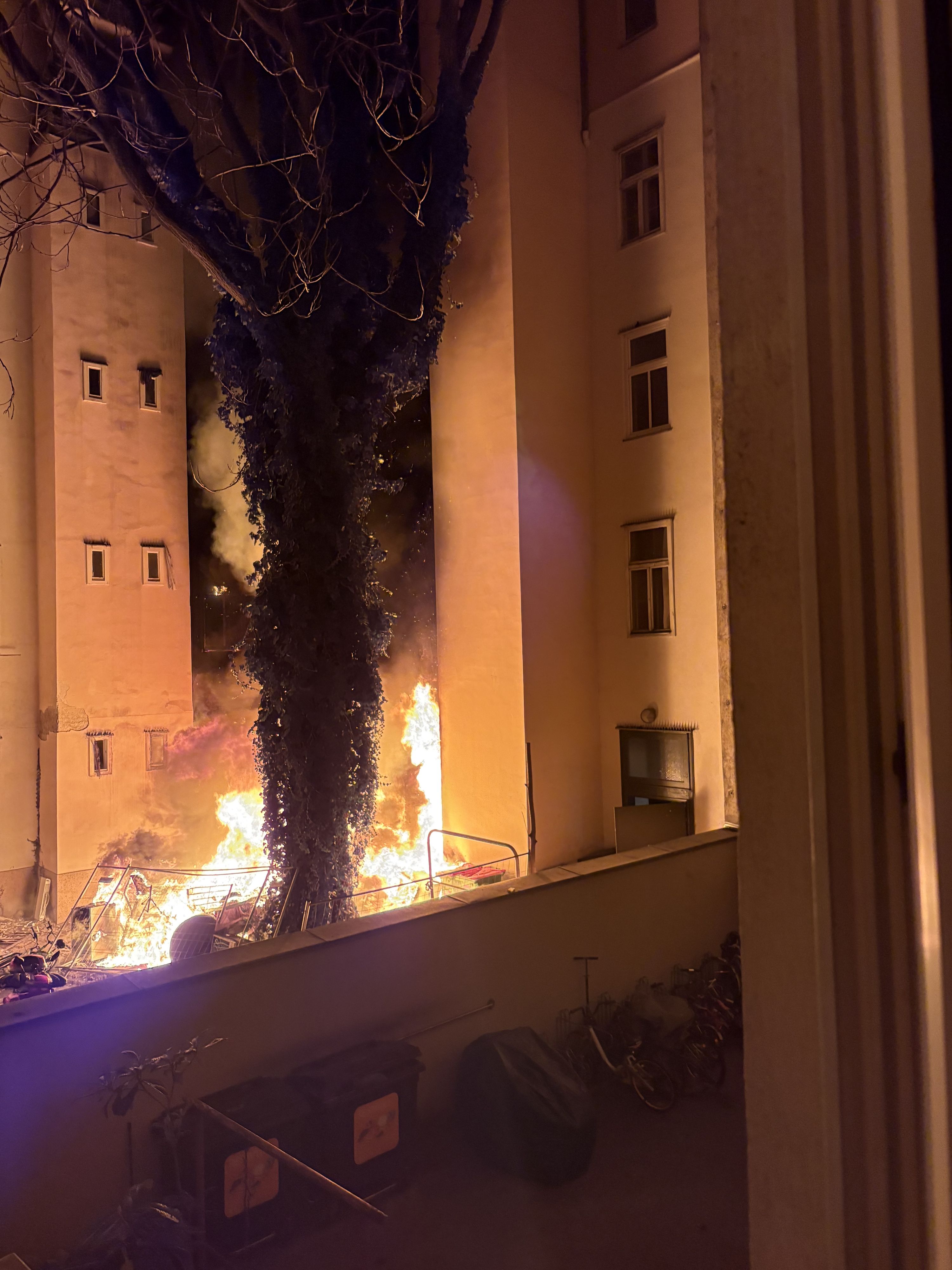 Am Samstagabend artete ein Feuer in einem Wiener Wohnhaus gewaltig aus.