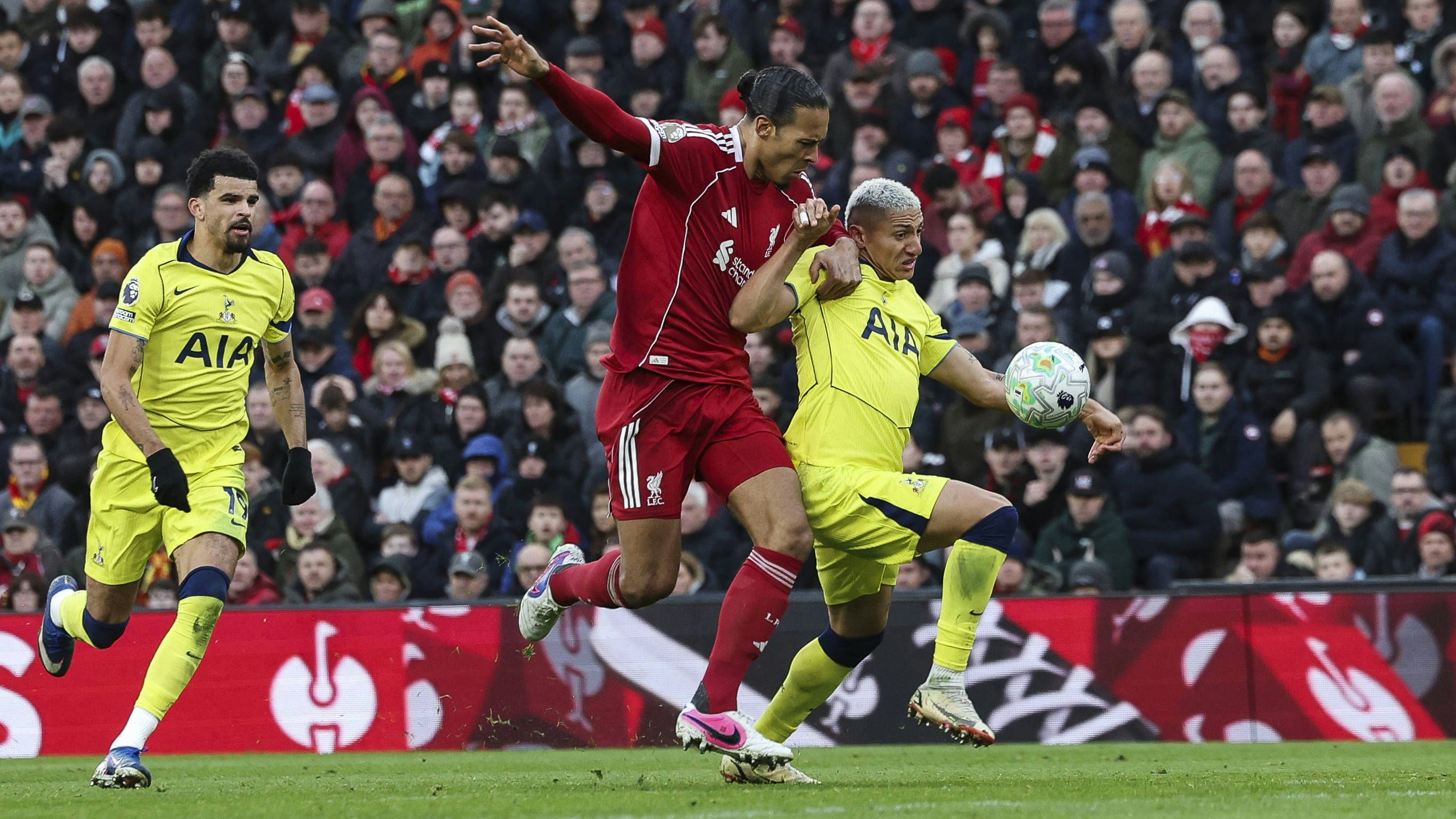 Virgil van Dijk im Duell mit Richarlison