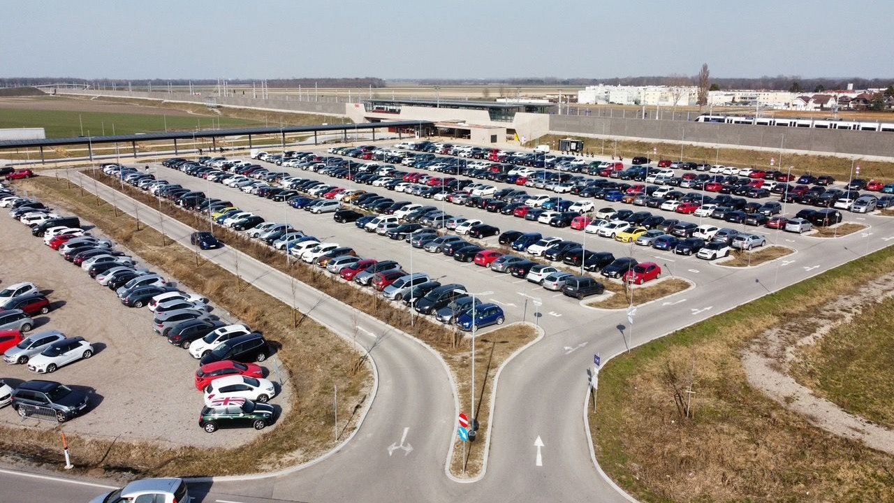 Pendlerfrust wegen Parkplatzsituation in Ebreichsdorf﻿