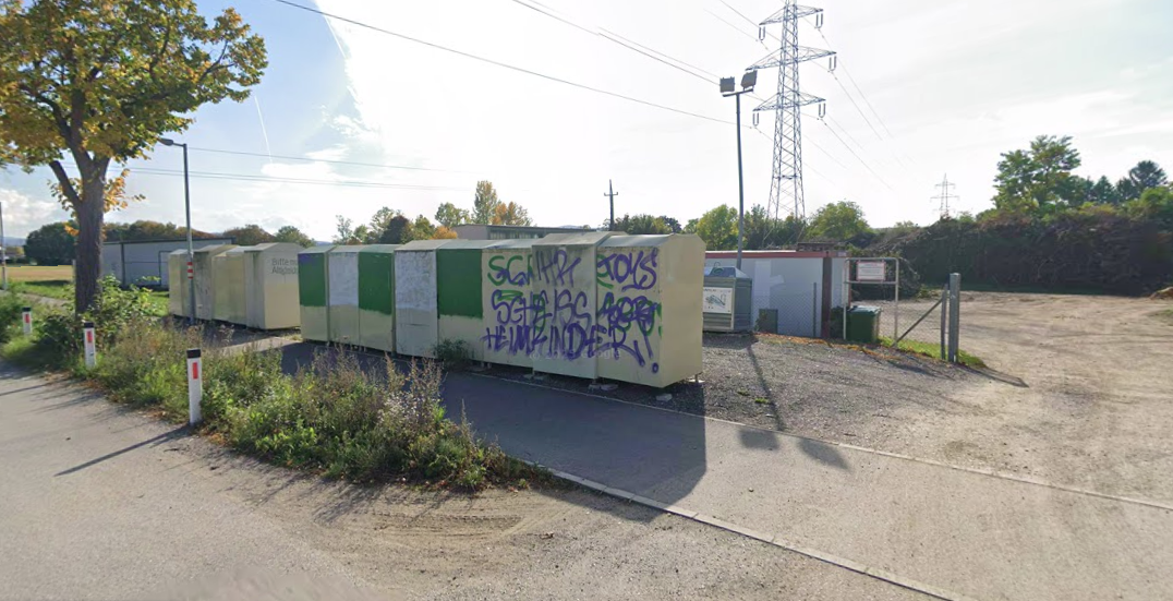 Mann blieb im Altkleider-Container stecken und starb; die Unfallstelle