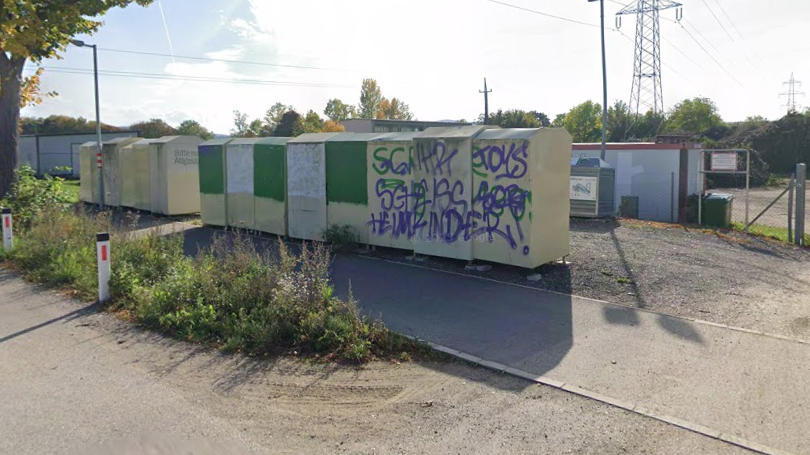 Mann blieb im Altkleider-Container stecken und starb; die Unfallstelle