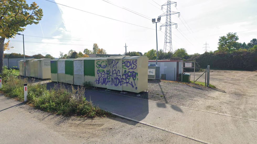 Mann blieb im Altkleider-Container stecken und starb; die Unfallstelle