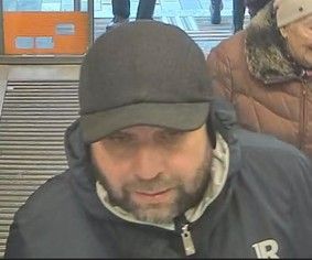 Die Polizei fahndet nach drei Tatverdächtigen Personen. 