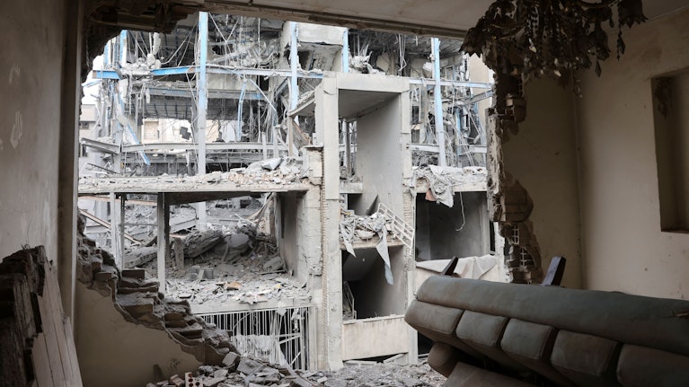 Der Krieg im Nahen Osten wird in der Straße von Hormus entschieden. Der Iran blockiert den Seeweg weiterhin, in Asien wurde der öffentliche Dienst auf eine Vier-Tage-Woche umgestellt. Die relevanteste Frage in Woche 3: Greifen nun die Golfstaaten ein?