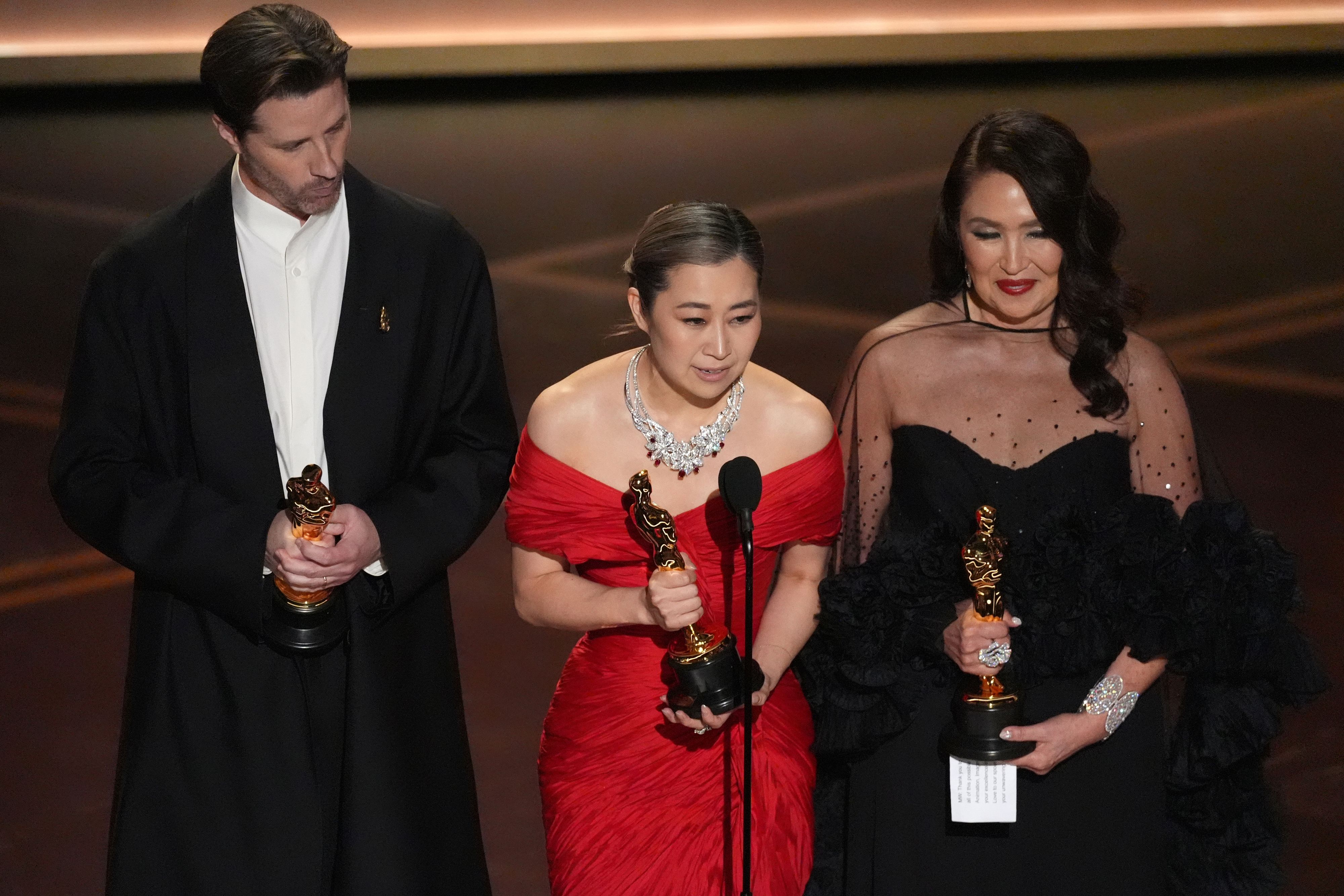 Chris Appelhans, Maggie Kang, und Michelle L.M. Wong nehmen den Oscar für 
