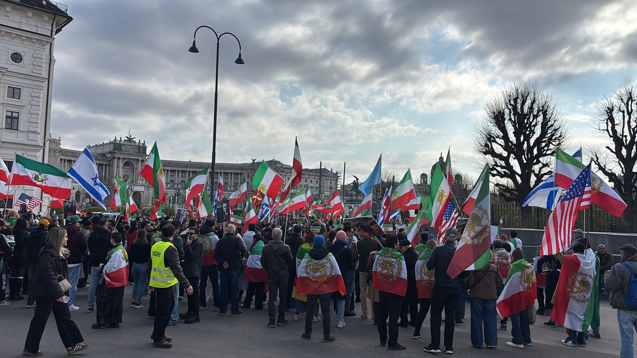 Am Sonntag versammelten sich die Menschen in der Wiener Innenstadt.