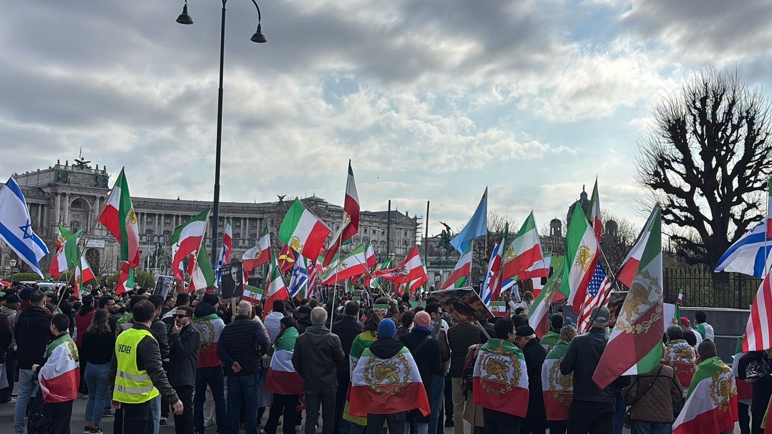 Am Sonntag versammelten sich die Menschen in der Wiener Innenstadt.