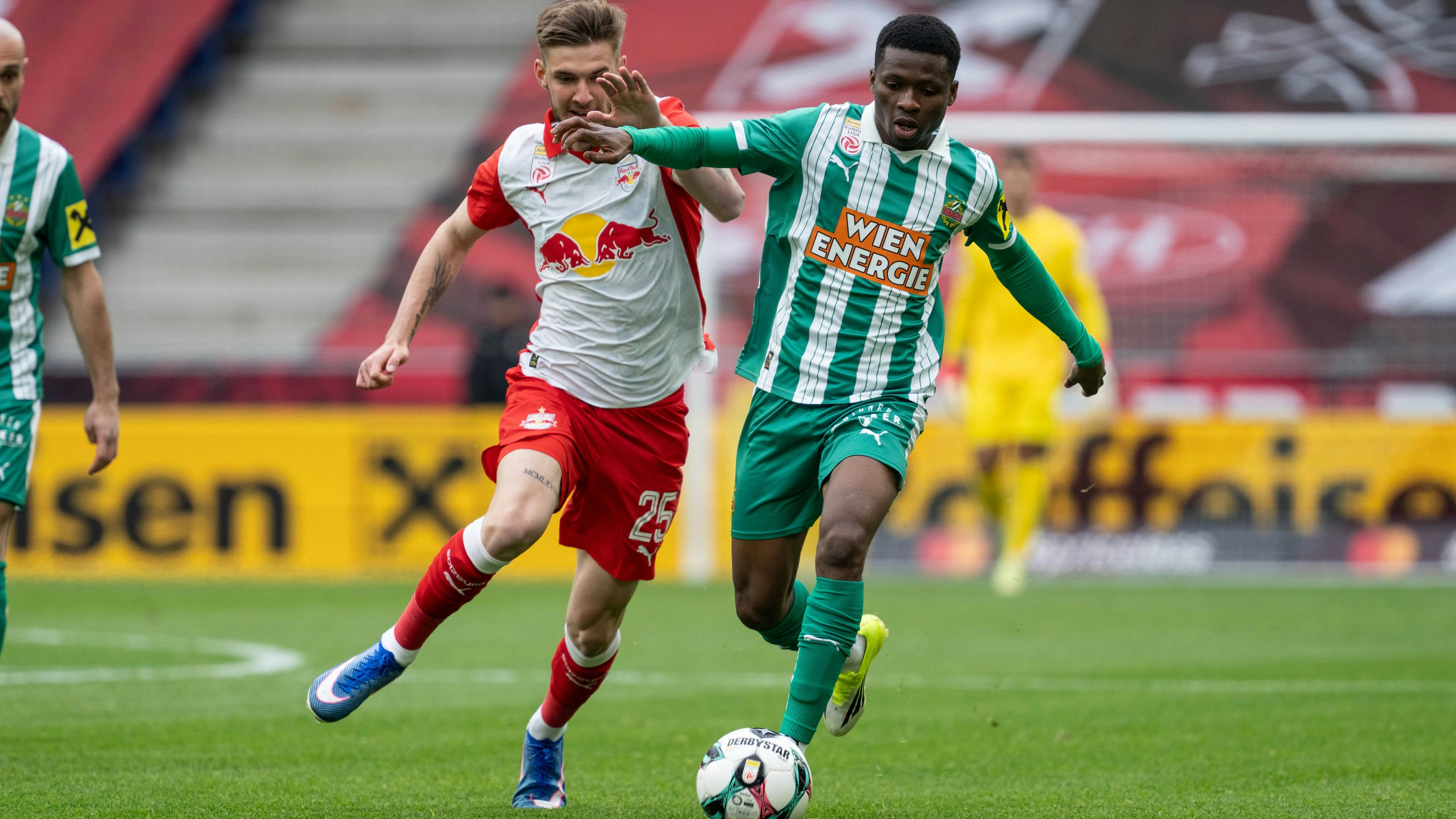 Oliver Lukic im Zweikampf mit Romeo Amane.