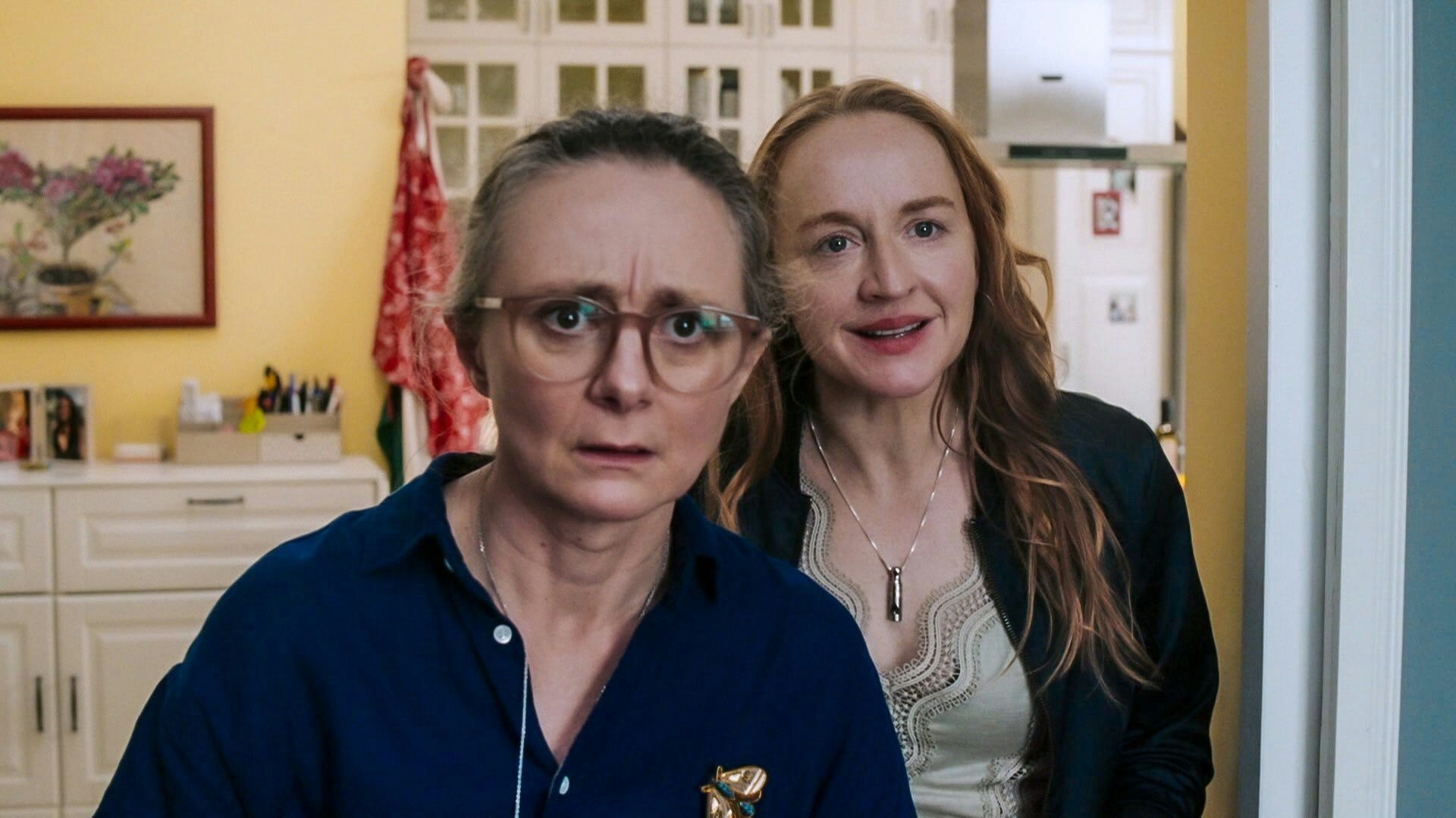 Balbina und Inka glauben, alles richtig gemacht zu haben. Ihre Tochter Hedwig, das Produkt reiner Liebe und künstlicher Befruchtung, hat sich ihr ganzes bisheriges Leben lang als politisch korrektes Musterkind verhalten. Bis kürzlich. Denn die beiden Mütter wissen noch nicht, daß jemand in Hedwigs Leben getreten ist, der die heile Familie auf den Kopf stellt: ein Mann. 