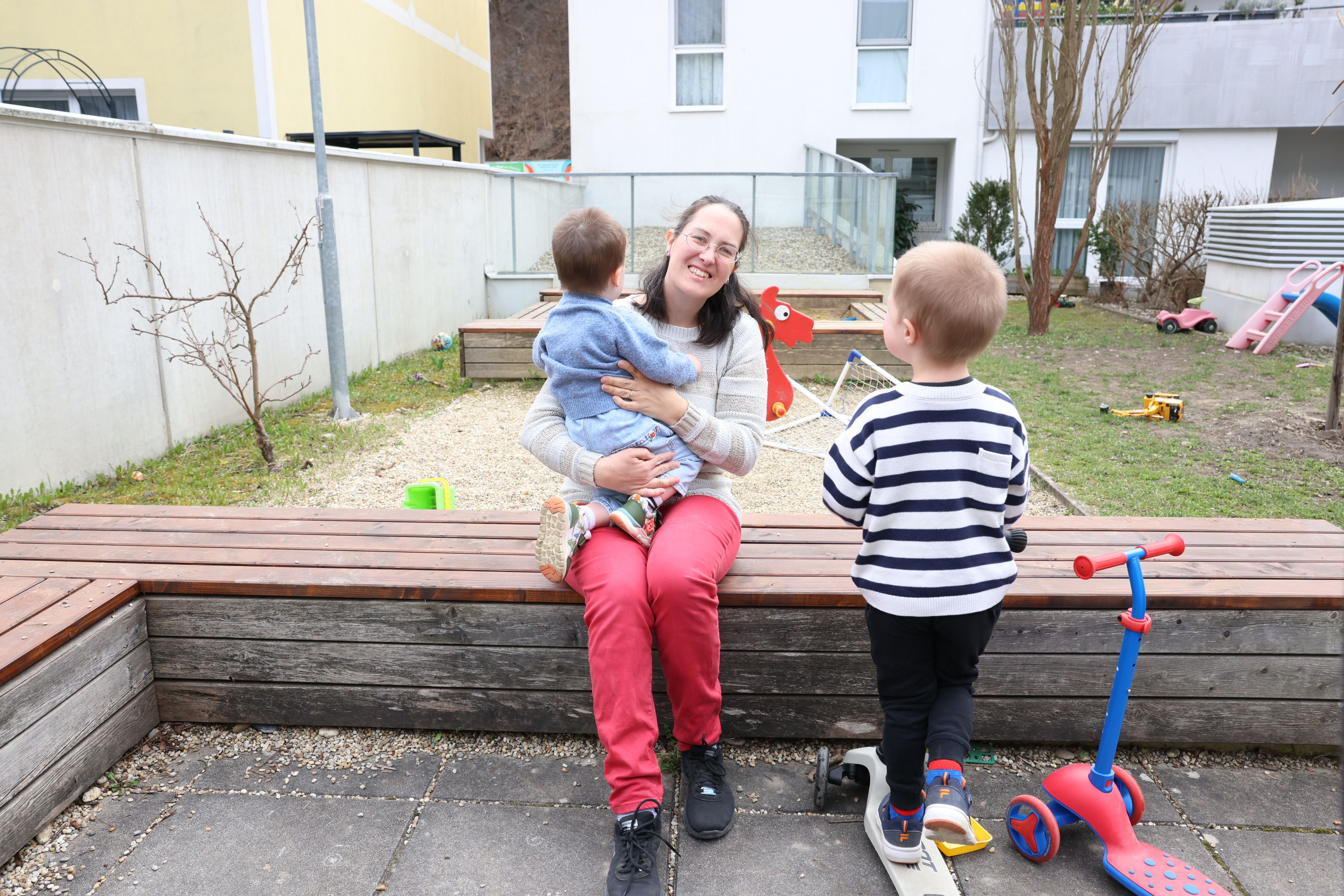 Irina P. mit ihren zwei Söhnen.