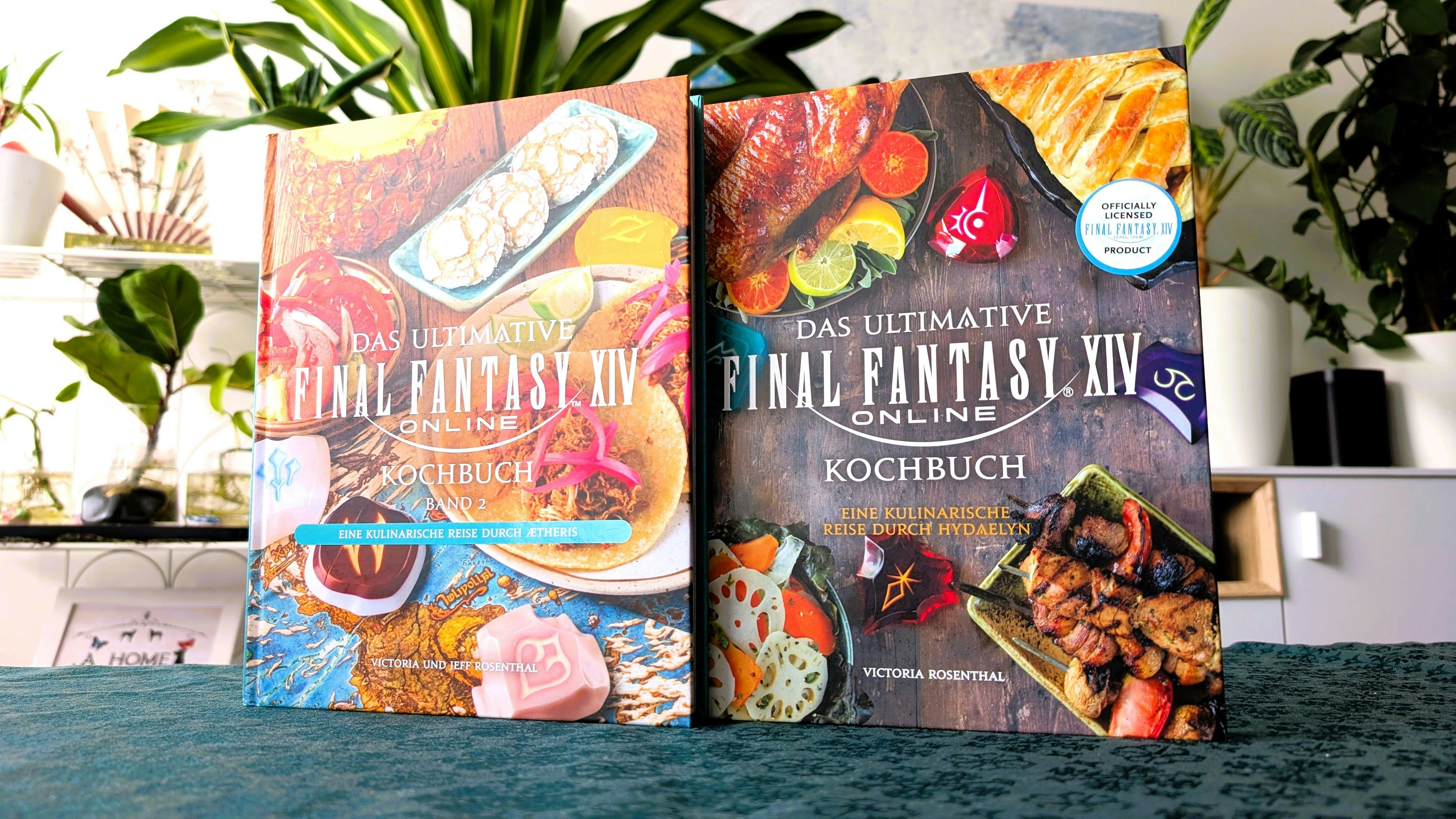 Vom Exegetenburger bis zur Himmelseier-Suppe: Das neue "FFXIV"-Kochbuch (links) serviert über 70 Gerichte aus der Spielwelt. Rechts: Band 1.