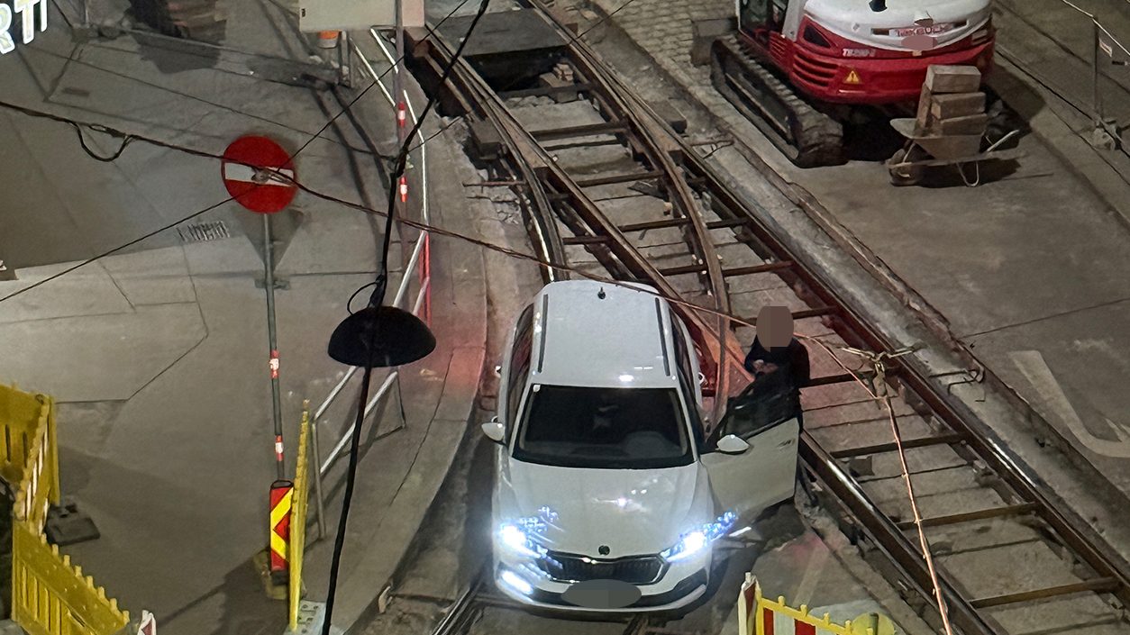 Heute.at - Verzwickte Lage! Wiener mit Auto auf Gleisbett gefangen