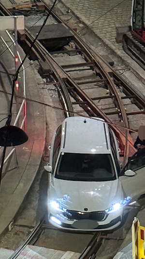 Feuerwehreinsatz in Wien: Auto bleibt auf Gleisbett in Hernals stecken. Berufsfeuerwehr befreit Fahrer rasch aus misslicher Lage.