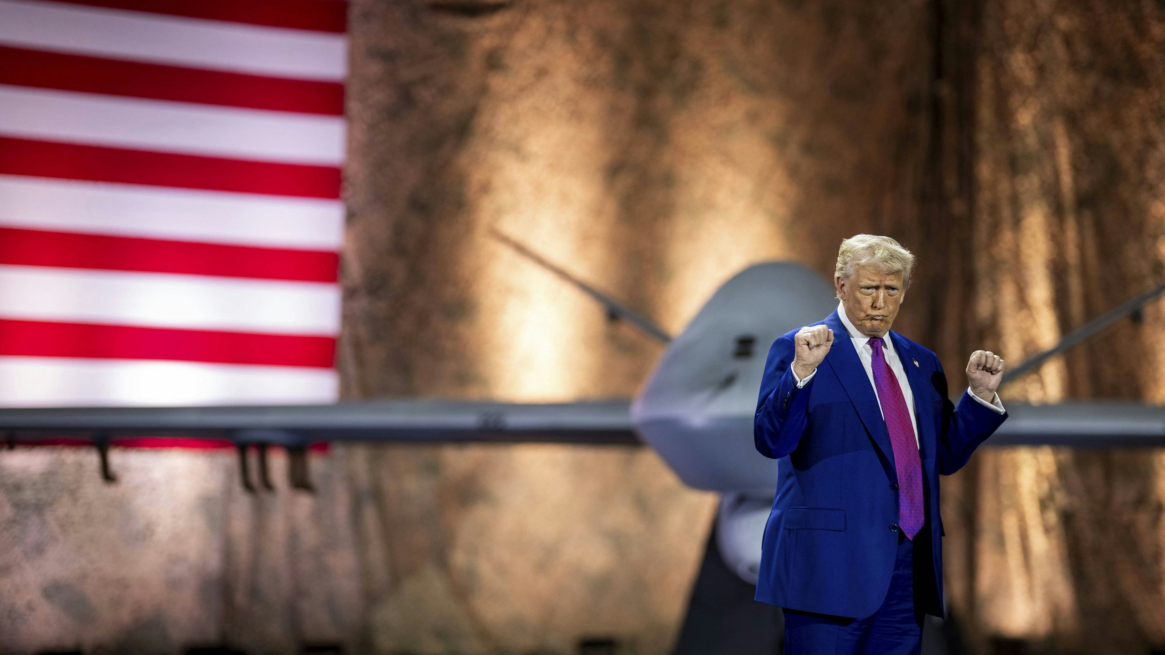 May 15, 2025, Doha, Qatar: U.S President Donald Trump, performs a dance in front of a Reaper Drone as he arrives to deliver remarks to service members stationed at Al Udeid Air Base, May 15, 2025, in Doha, Qatar. Doha Qatar - ZUMAp138 20250515_zaa_p138_017 Copyright: xDanielxTorok/WhitexHousex
