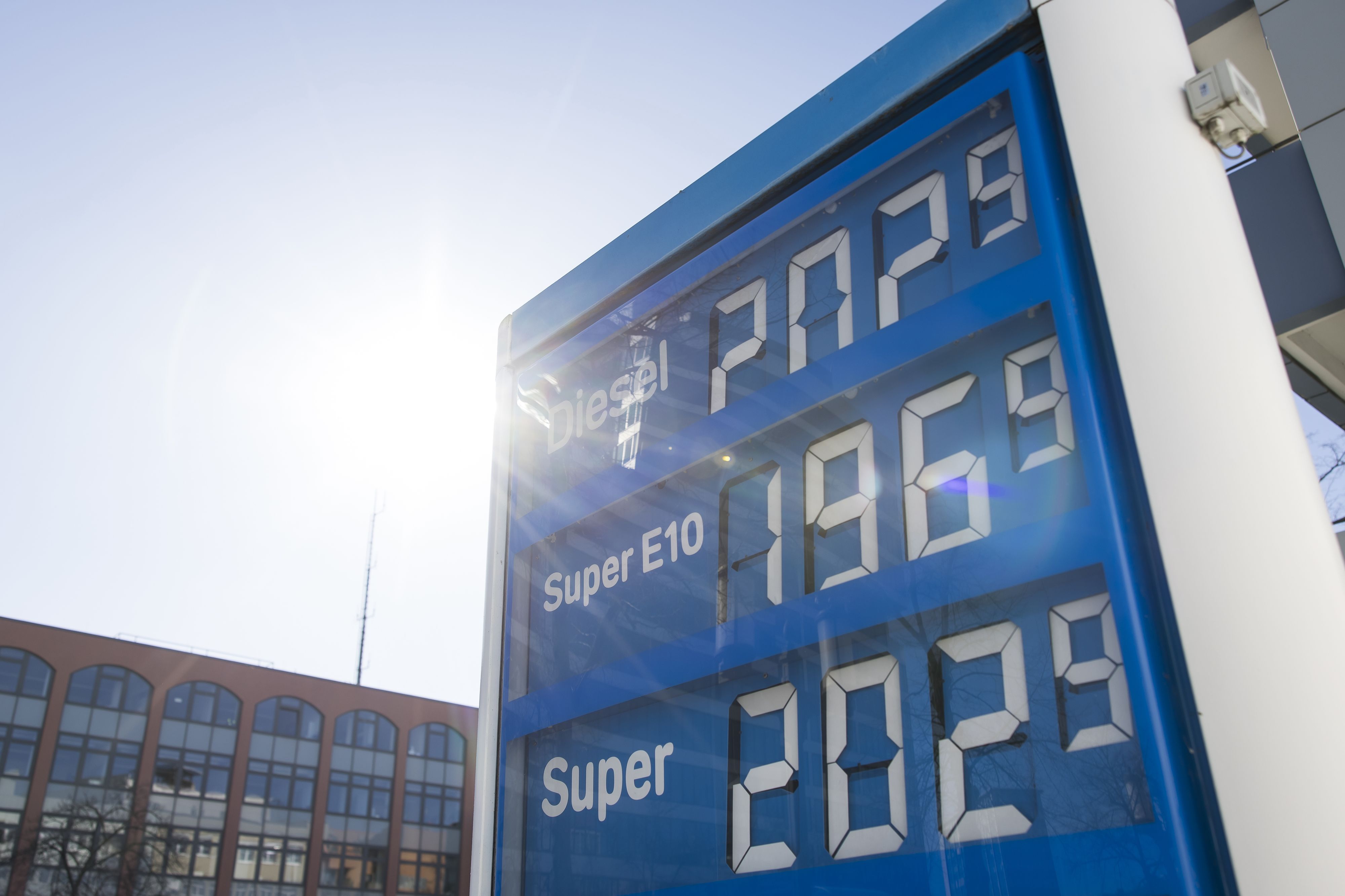 Der Spritpreis hat in Österreich teilweise die 2-Euro-Marke gerissen