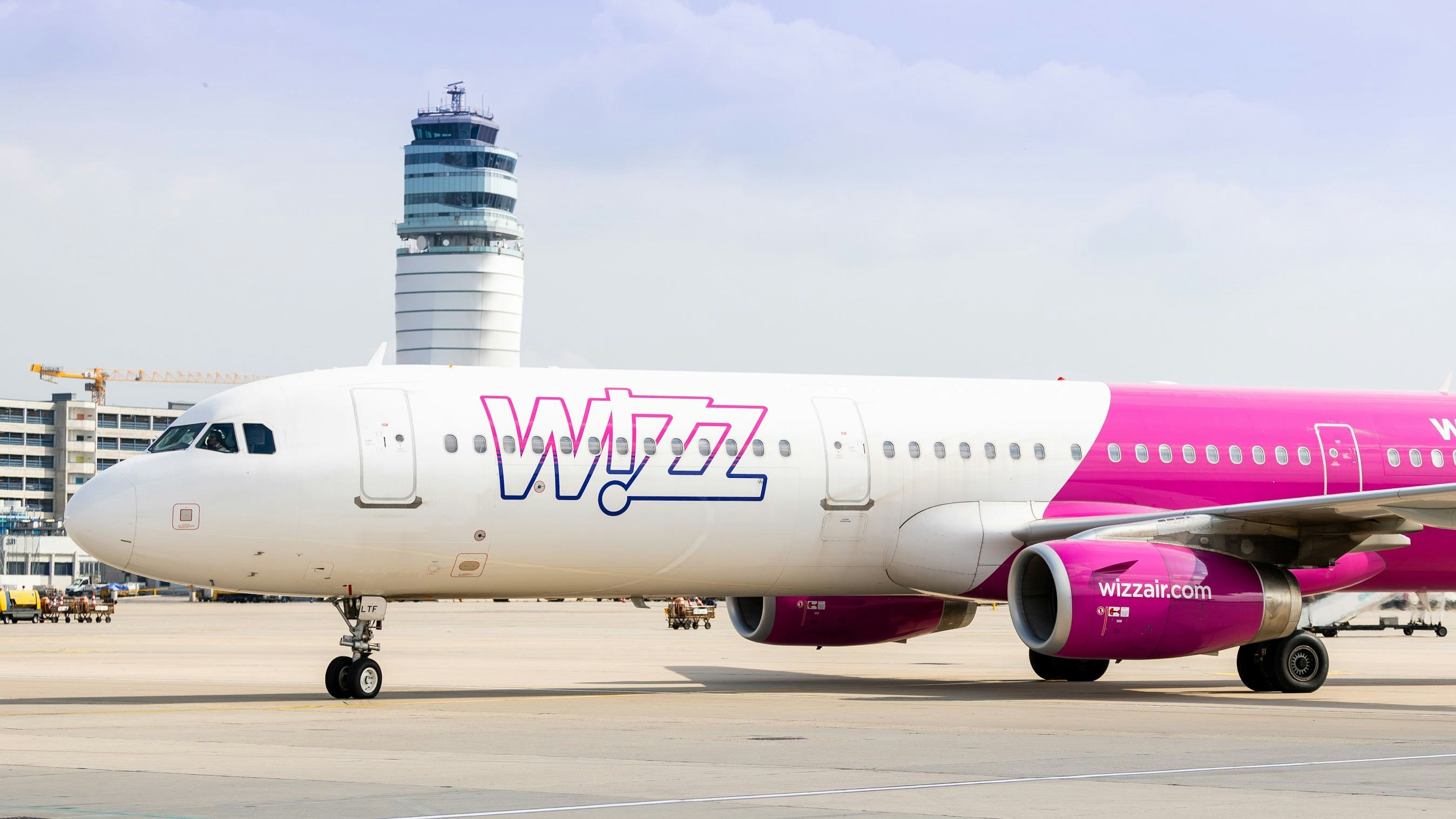 Wizz Air 321neo in Wien: Billigairline zieht ab.
