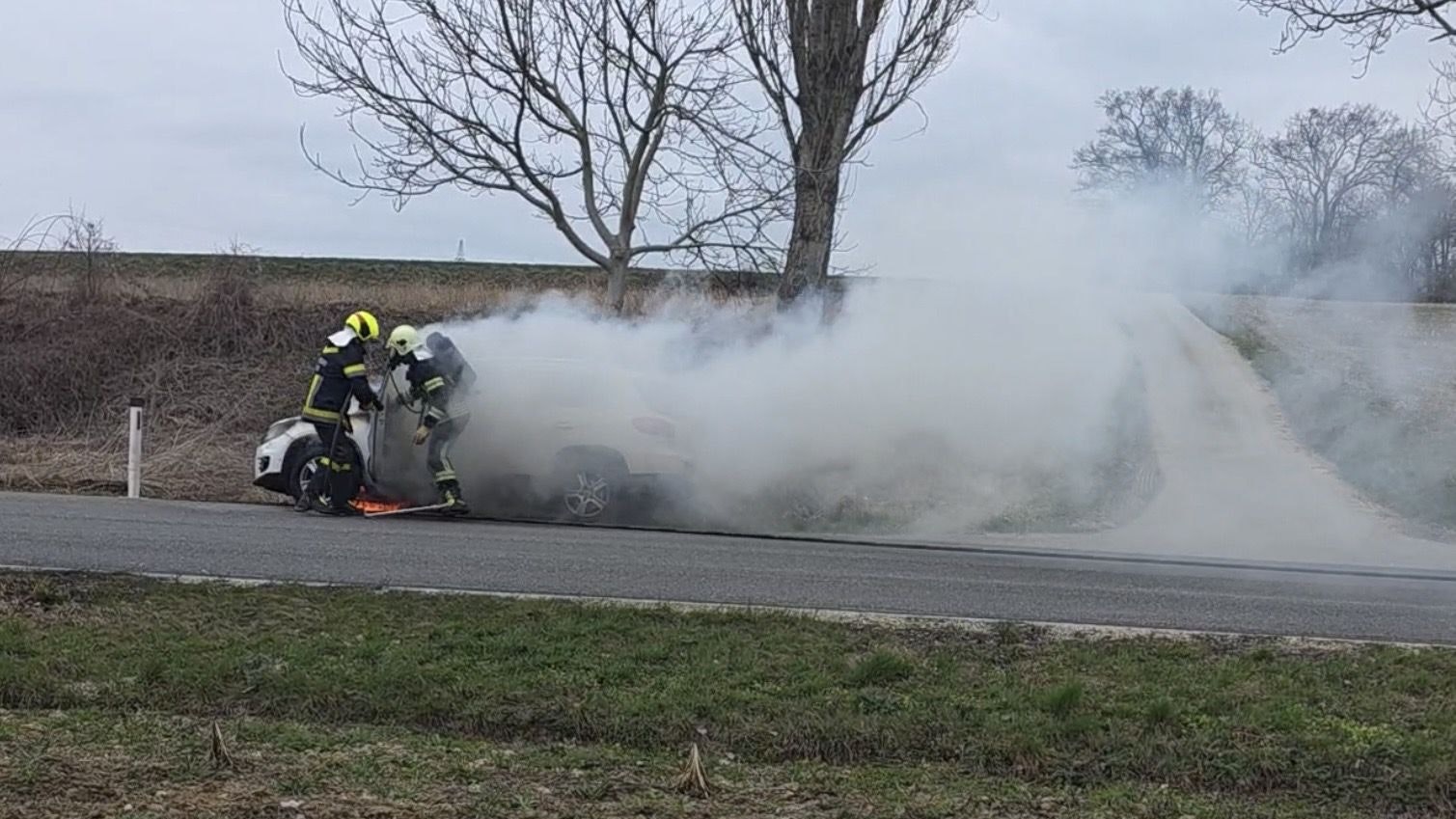 Pkw geriet in Flammen: Feuerwehreinsatz
