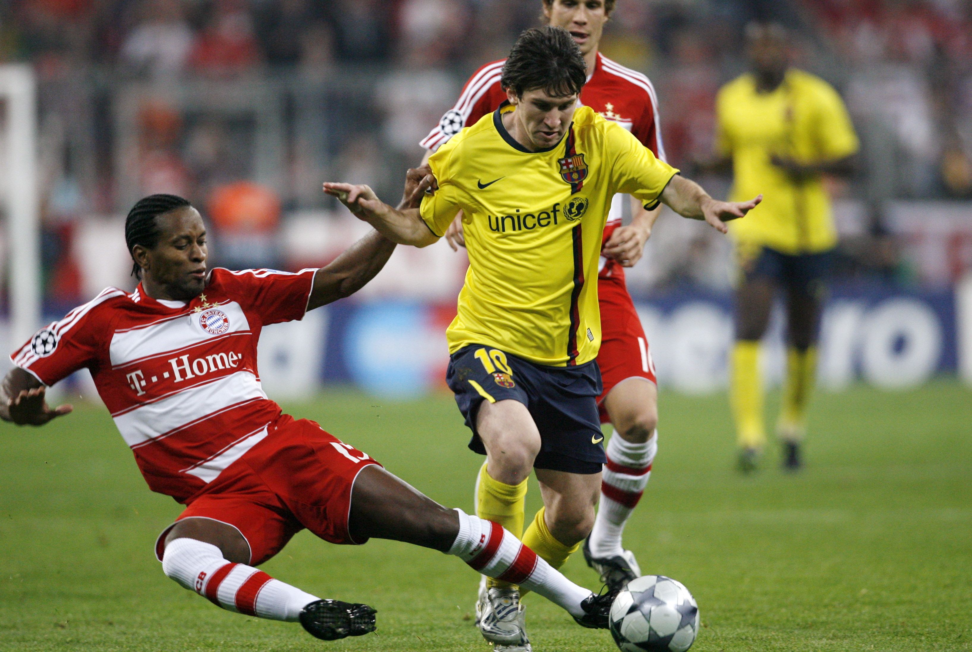 Ze Roberto im Duell mit Lionel Messi.
