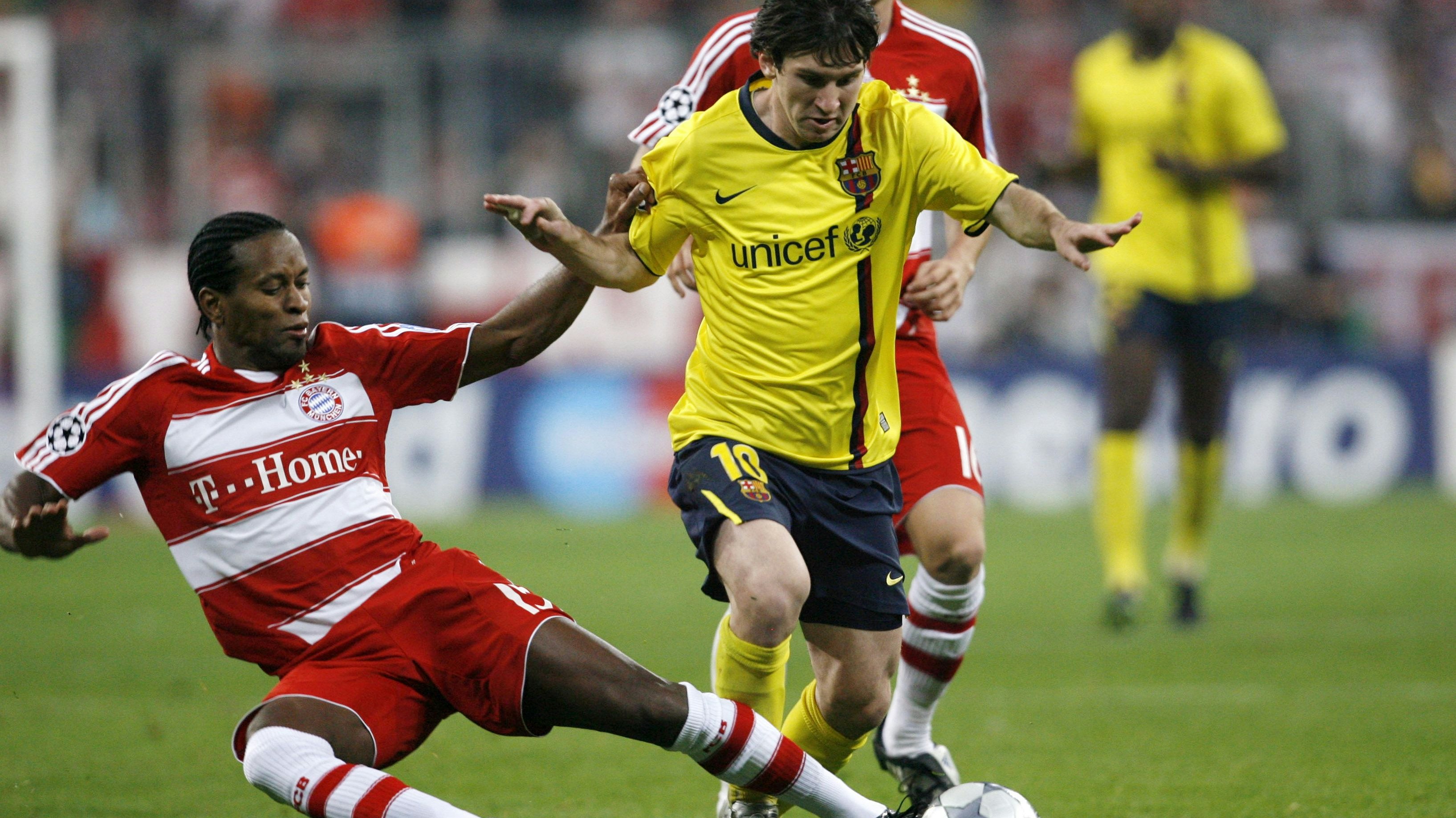 Ze Roberto im Duell mit Lionel Messi.