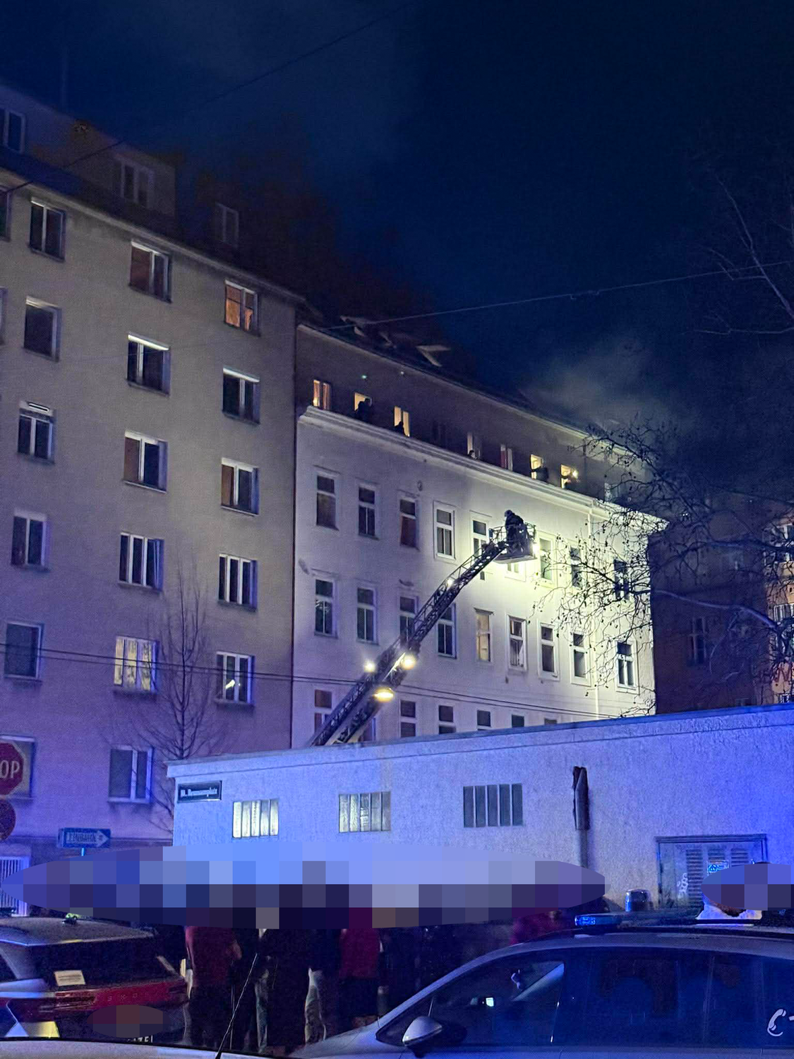 Mehrere Bewohner mussten über die Fenster evakuiert werden.