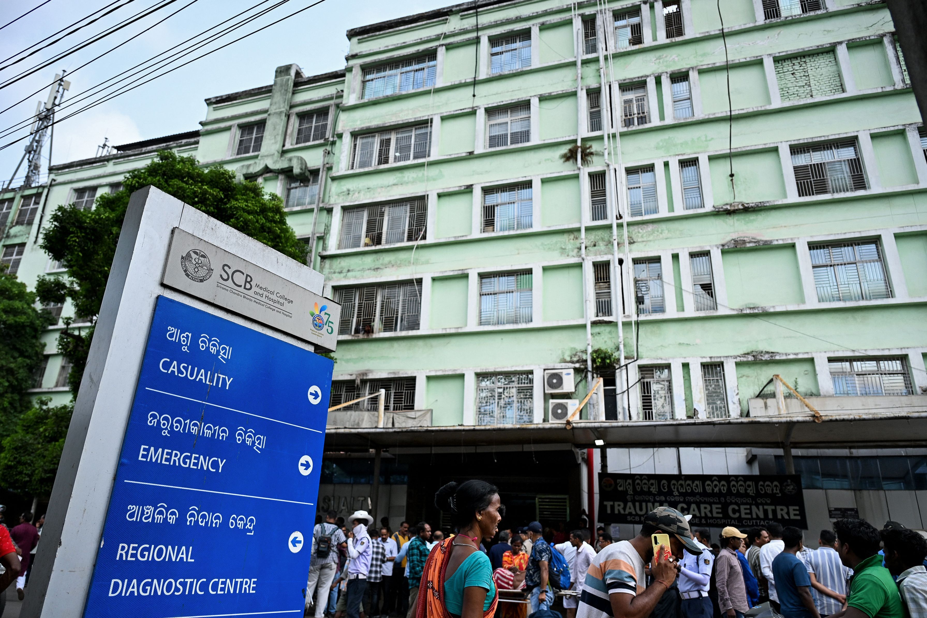 Verwandte von Opfern der Brandkatastrophe versammeln sich vor dem Krankenhaus.