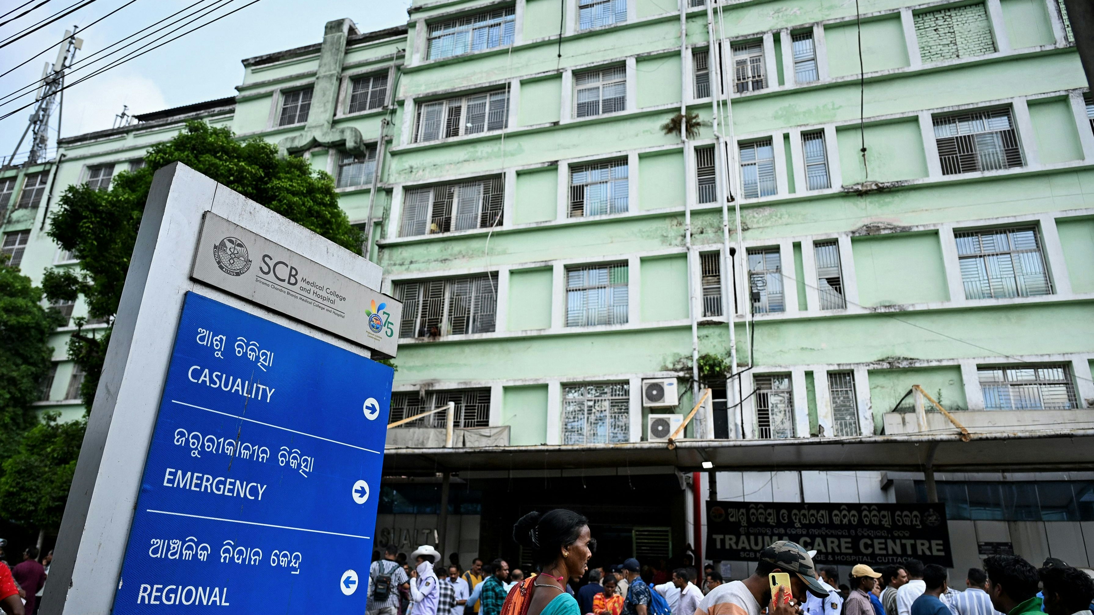 Verwandte von Opfern der Brandkatastrophe versammeln sich vor dem Krankenhaus.