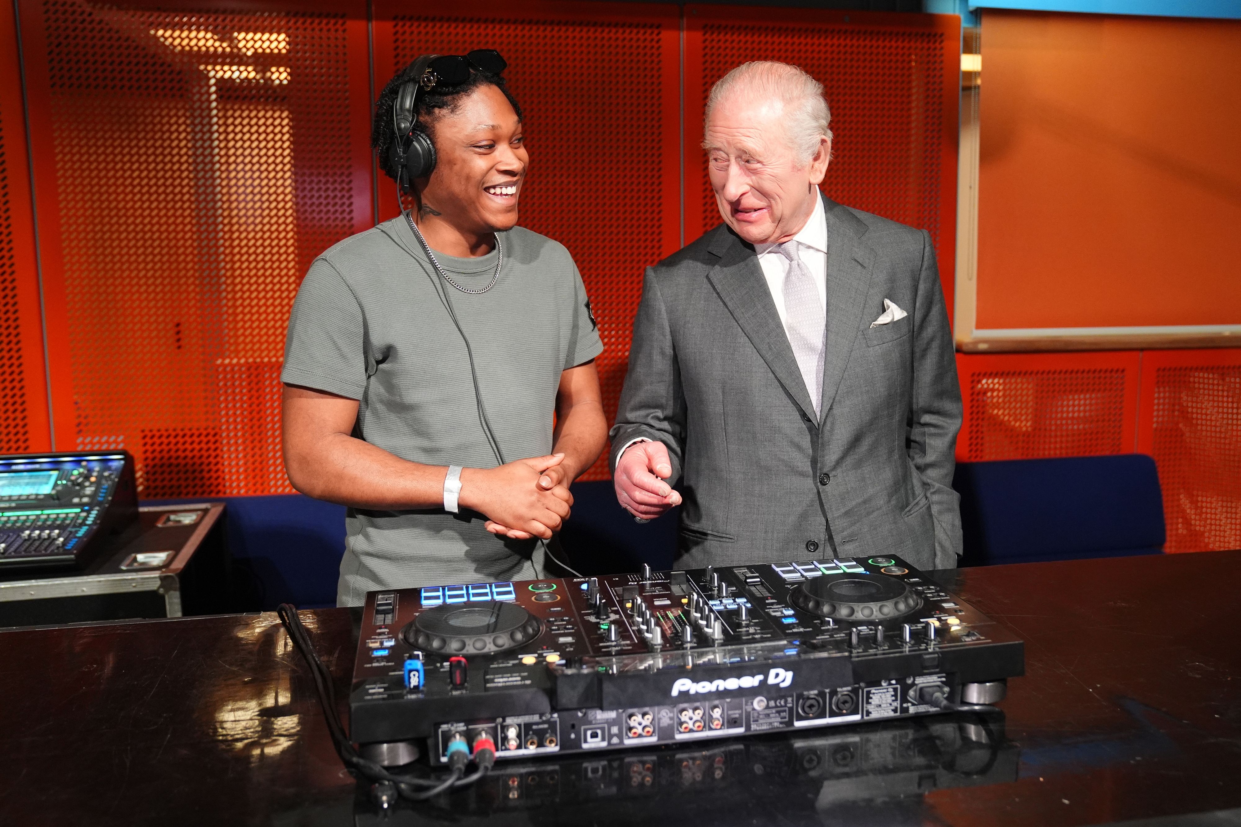 <strong>King Charles III</strong> im Gespräch mit DJ <strong>Christian St Louis</strong> bei seinem Besuch in den Aviva Studios in Manchester.