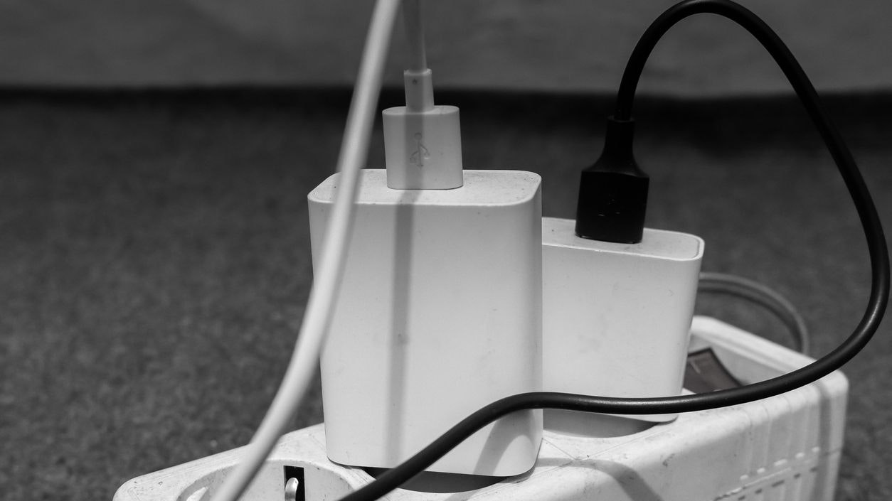 Heute.at - Viele machen diesen Fehler mit ihrem Handy-Ladegerät