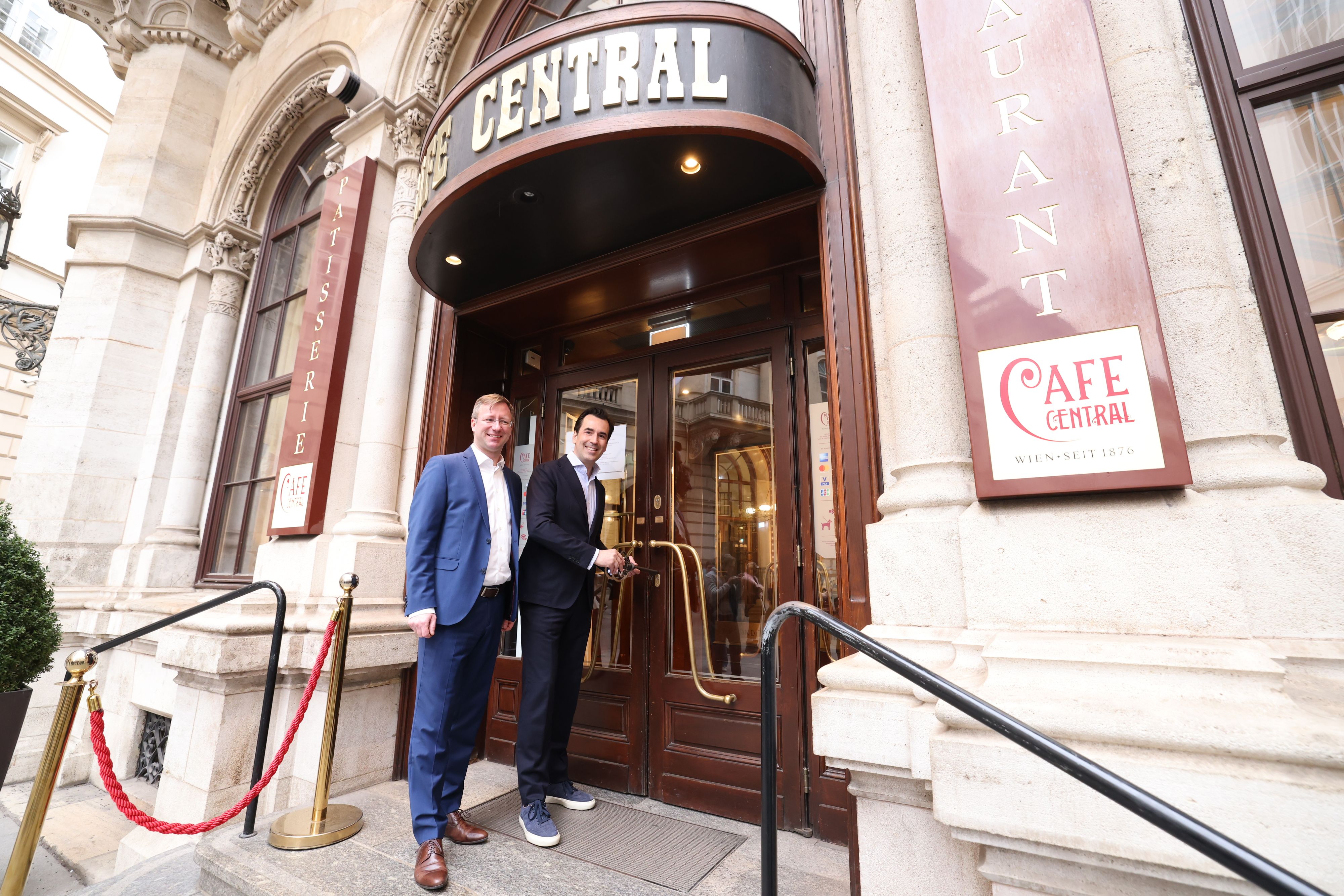 Kay Fröhlich, Geschäftsführer von Palais Events (l.) und Verkehrsbüro-CEO Martin Winkler schließen die Tür des Café Central.