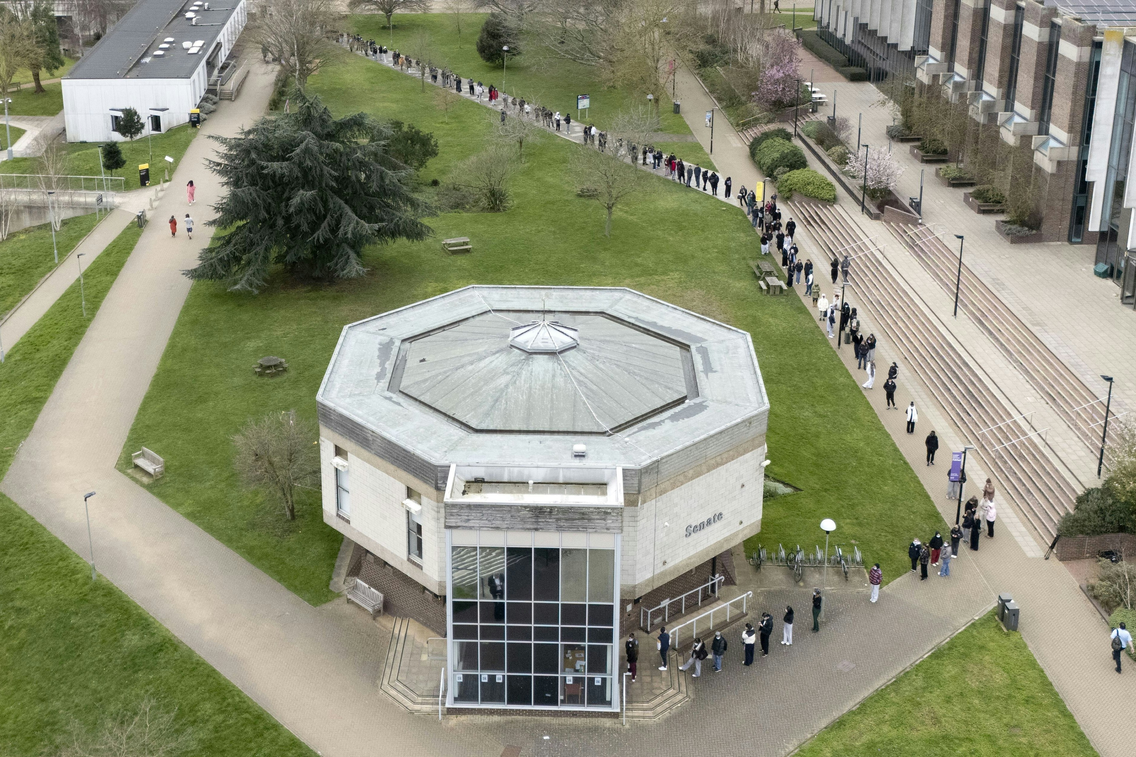 Wie zu Corona-Zeiten: Aus Angst vor Ansteckung hielten die Studenten an der Uni in Canterbury viel Abstand, während sie auf ihre Behandlung warteten