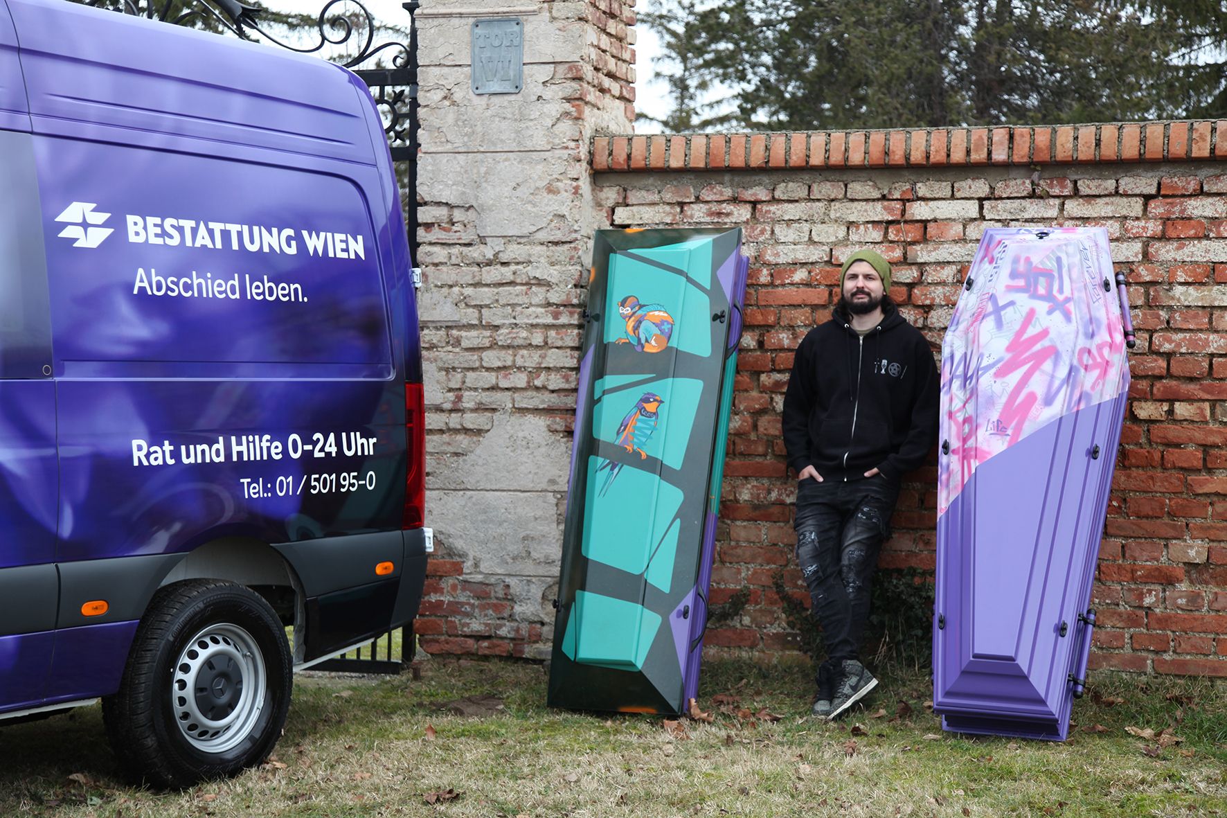 Graffiti-Künstler Lucas Groeger aka SKRIBL mit den ersten zwei Graffitisärgen, die er für die Bestattung Wien entworfen hat.