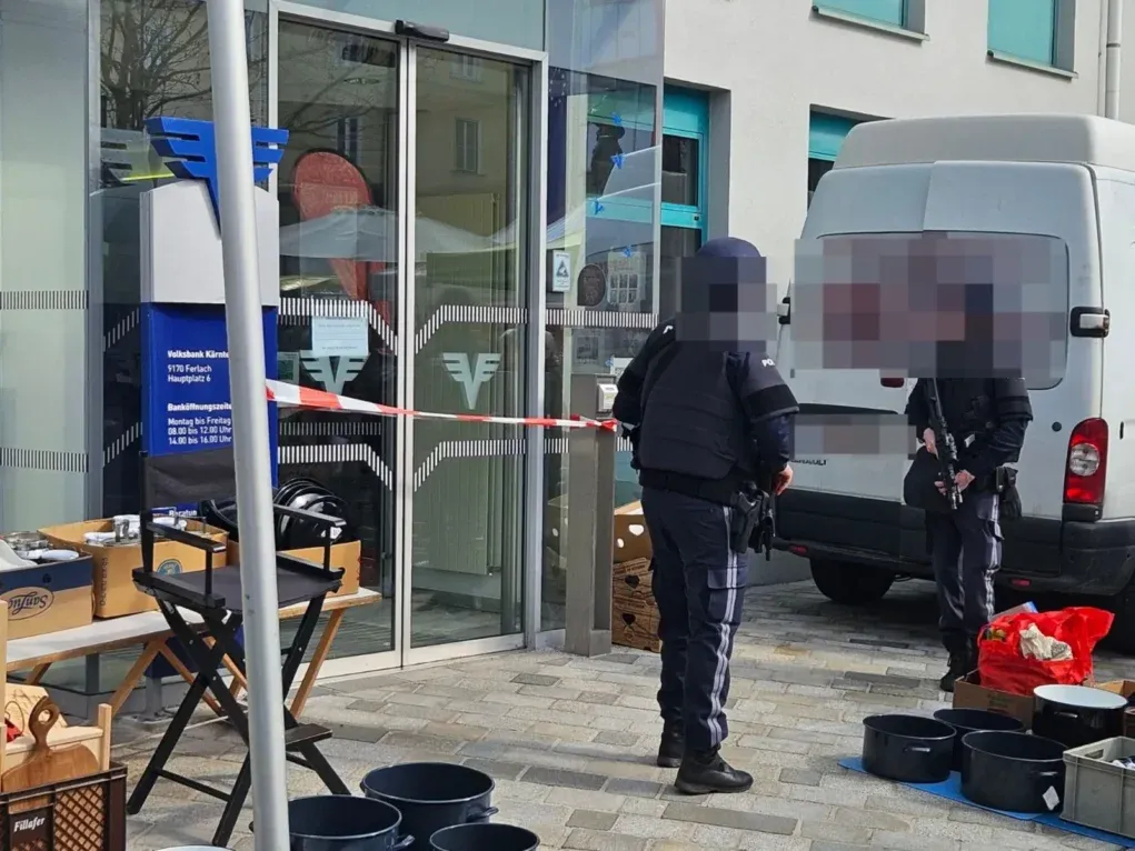 Die Polizei fahndet nach dem Bankräuber.