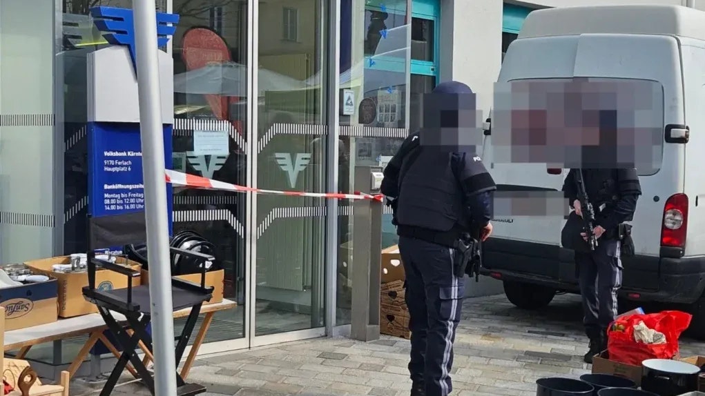 Die Polizei fahndet nach dem Bankräuber.