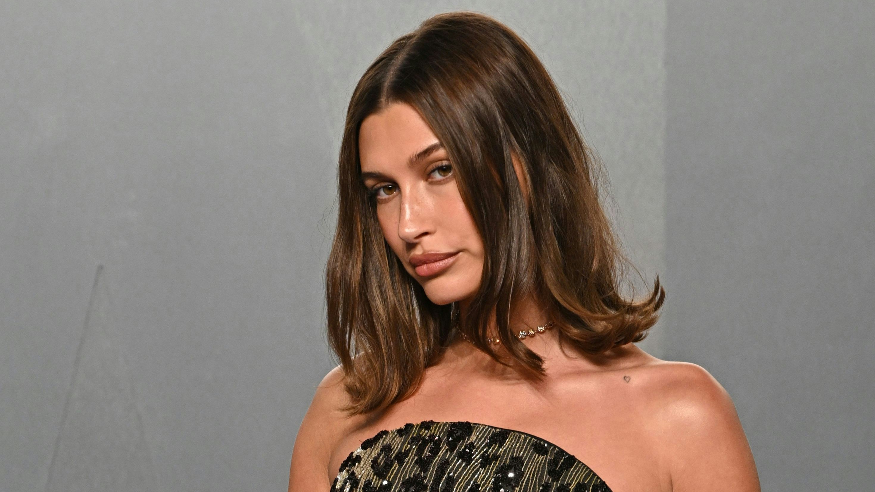 Heute.at - Muted Red Mani - Hailey Bieber bricht Oscar-Regeln