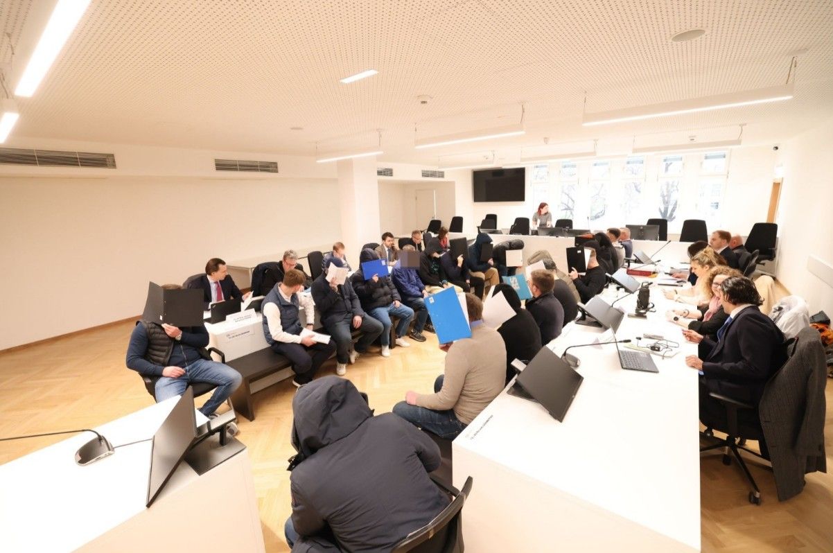 Insgesamt stehen 22 Fans vor Gericht, hier geben sich manche sehr schüchtern.