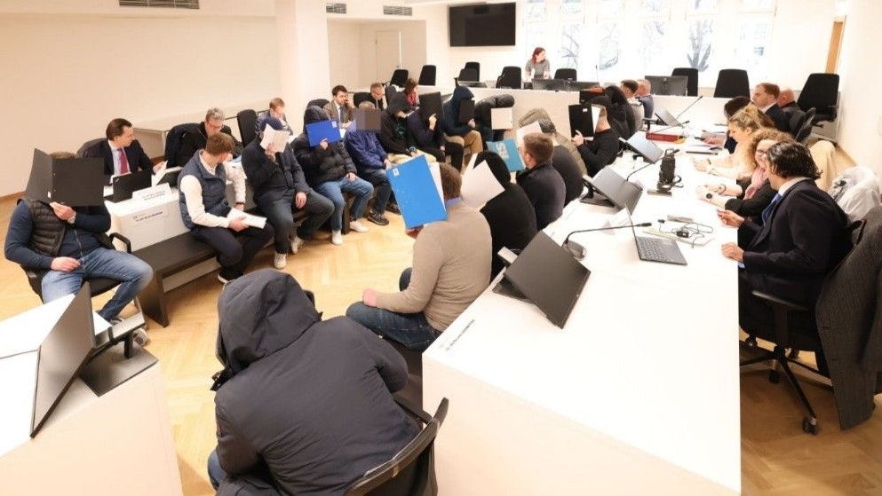 Insgesamt stehen 22 Fans vor Gericht, hier geben sich manche sehr schüchtern.