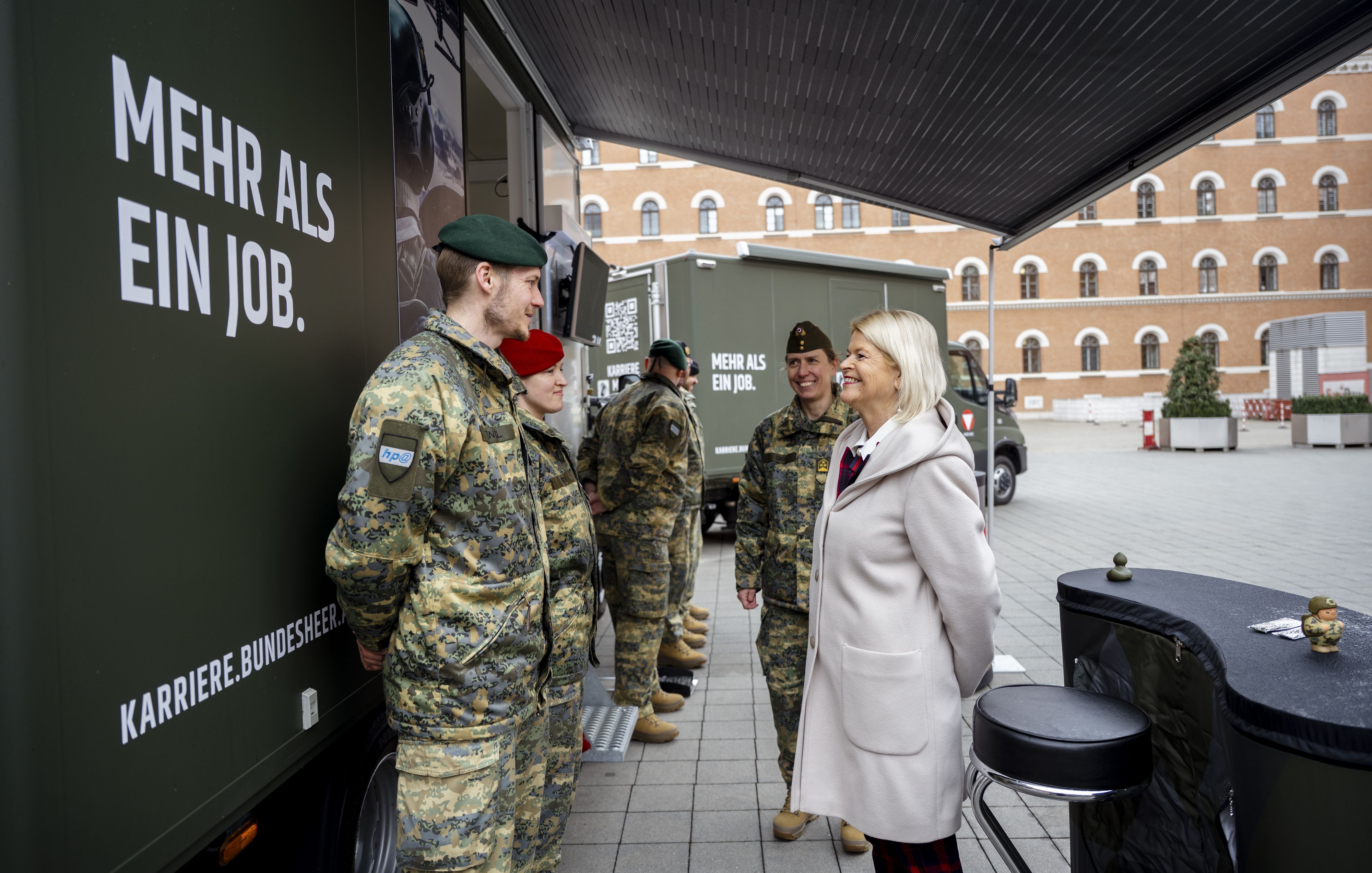 Ministerin Klaudia Tanner vor den neuen „Recrutierungsfahrzeugen
