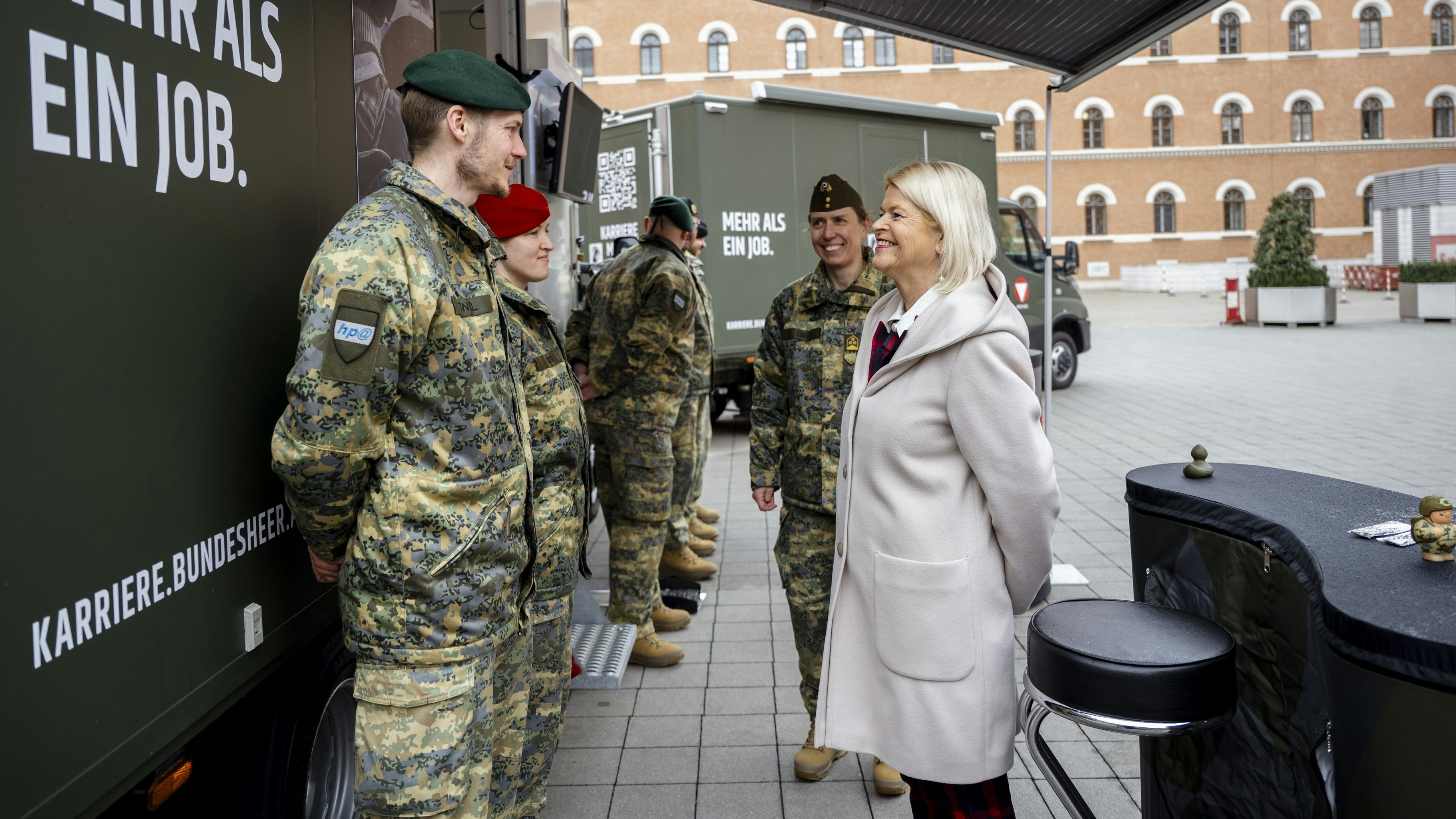 Ministerin Klaudia Tanner vor den neuen „Recrutierungsfahrzeugen".