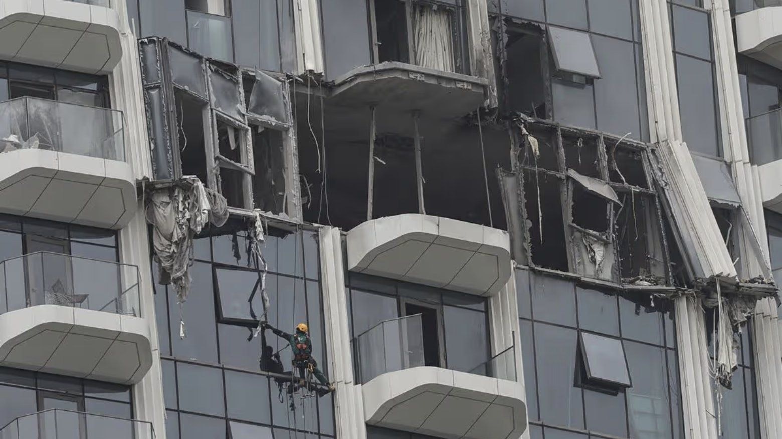 Das Hochhaus im Stadtteil Creek Harbour in Dubai nach dem Drohnentreffer.