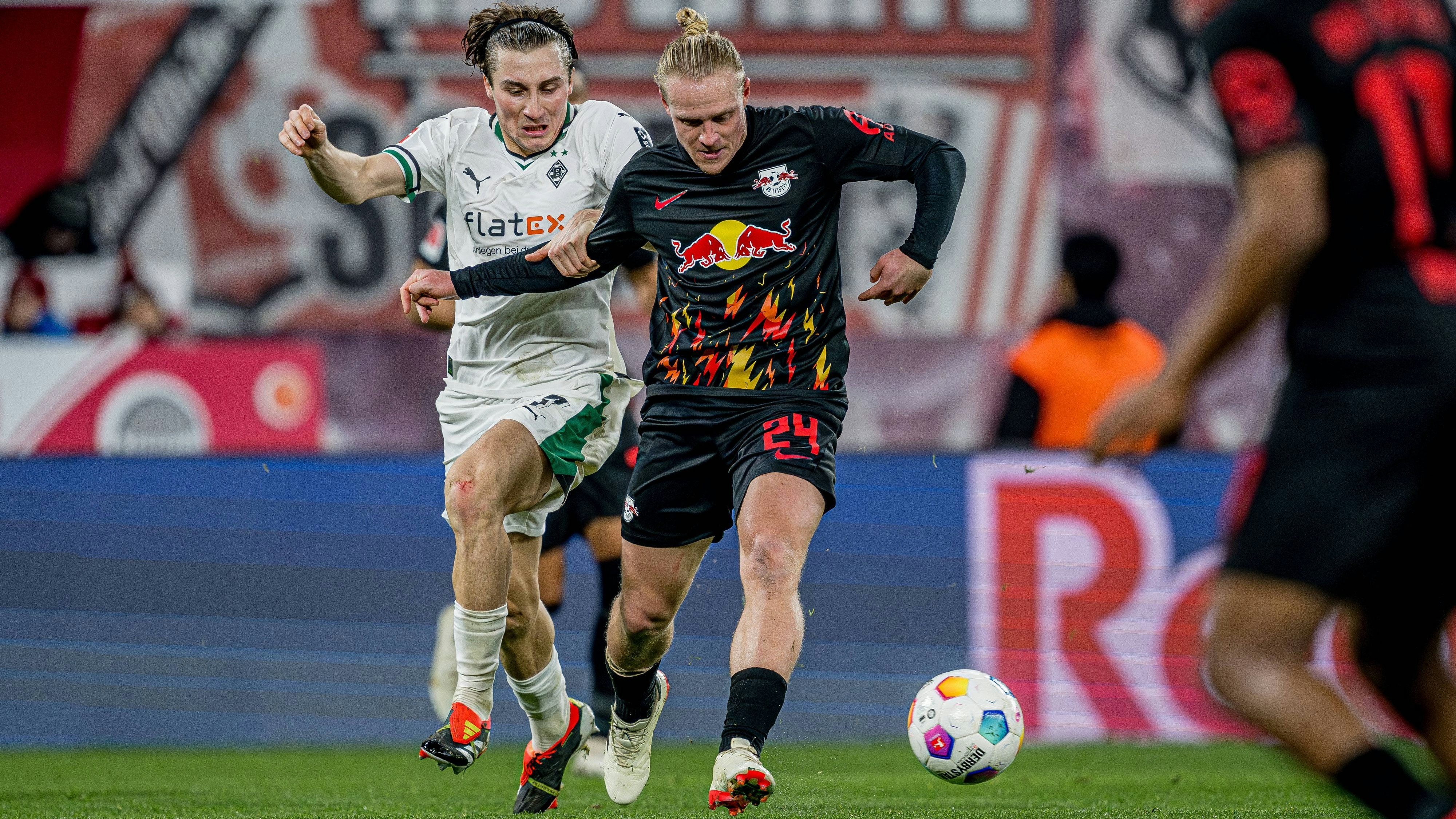 Xaver Schlager im Zweikampf mit seinem Leipzig Nachfolger Rocco Reitz. 