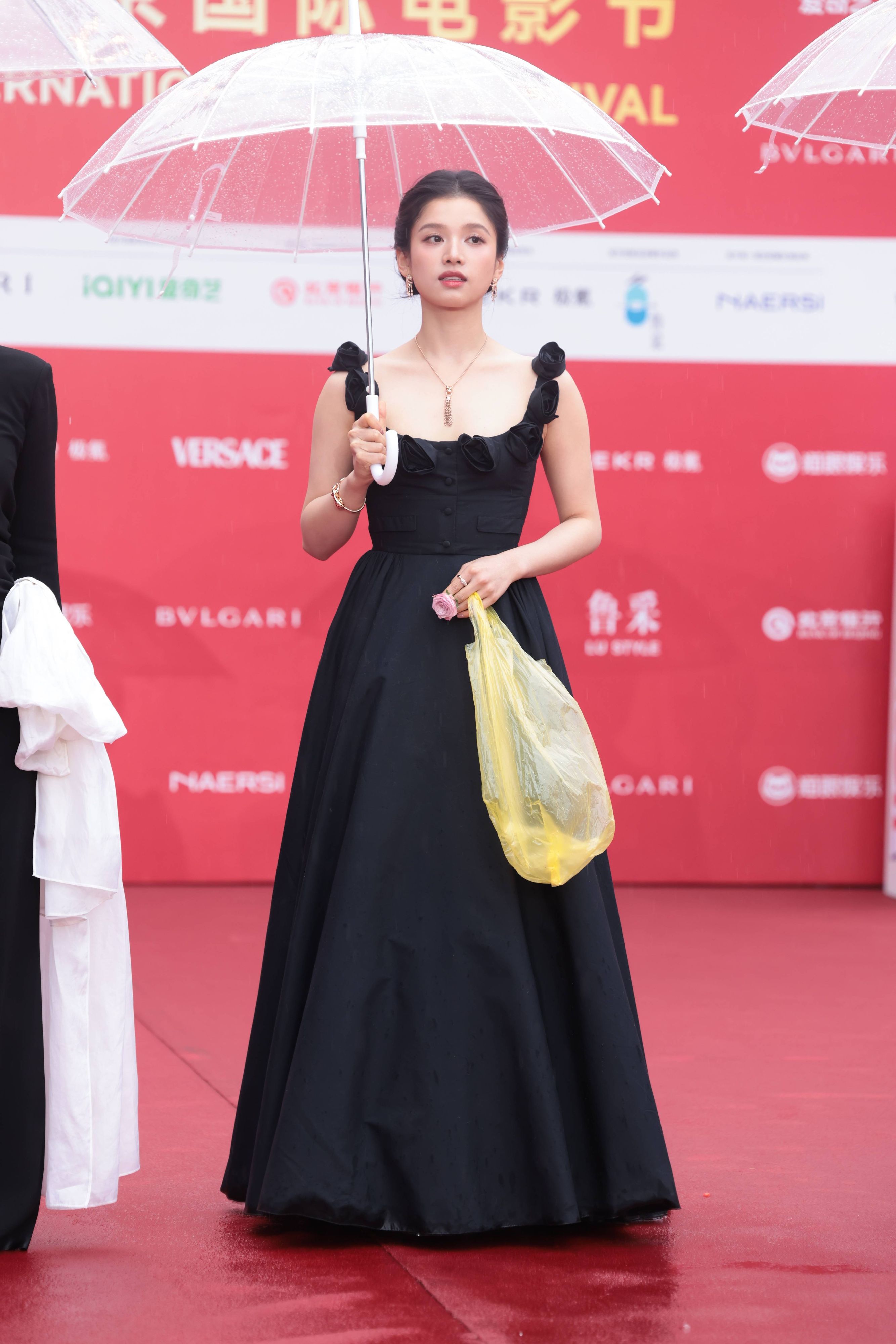 Zhang Jingyi sorgte beim Beijing International Film Festival für Aufsehen, als sie am Red Carpet statt einer Designer-Tasche mit einem schlichten gelben Plastiksackerl erschien.